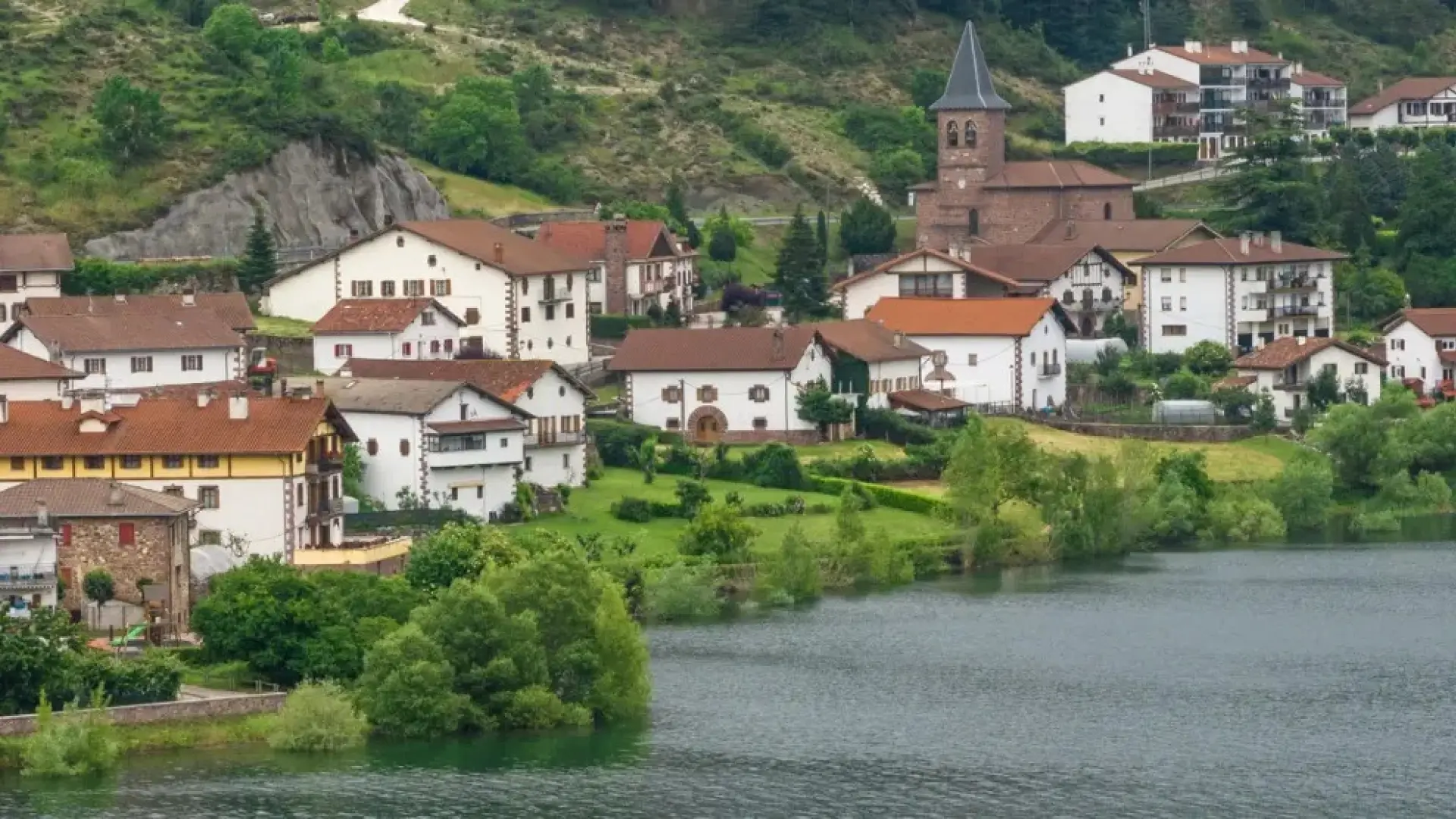El bonito pueblo cerca de la frontera de Francia donde se ha grabado parte de la serie 'La caza. Irati'