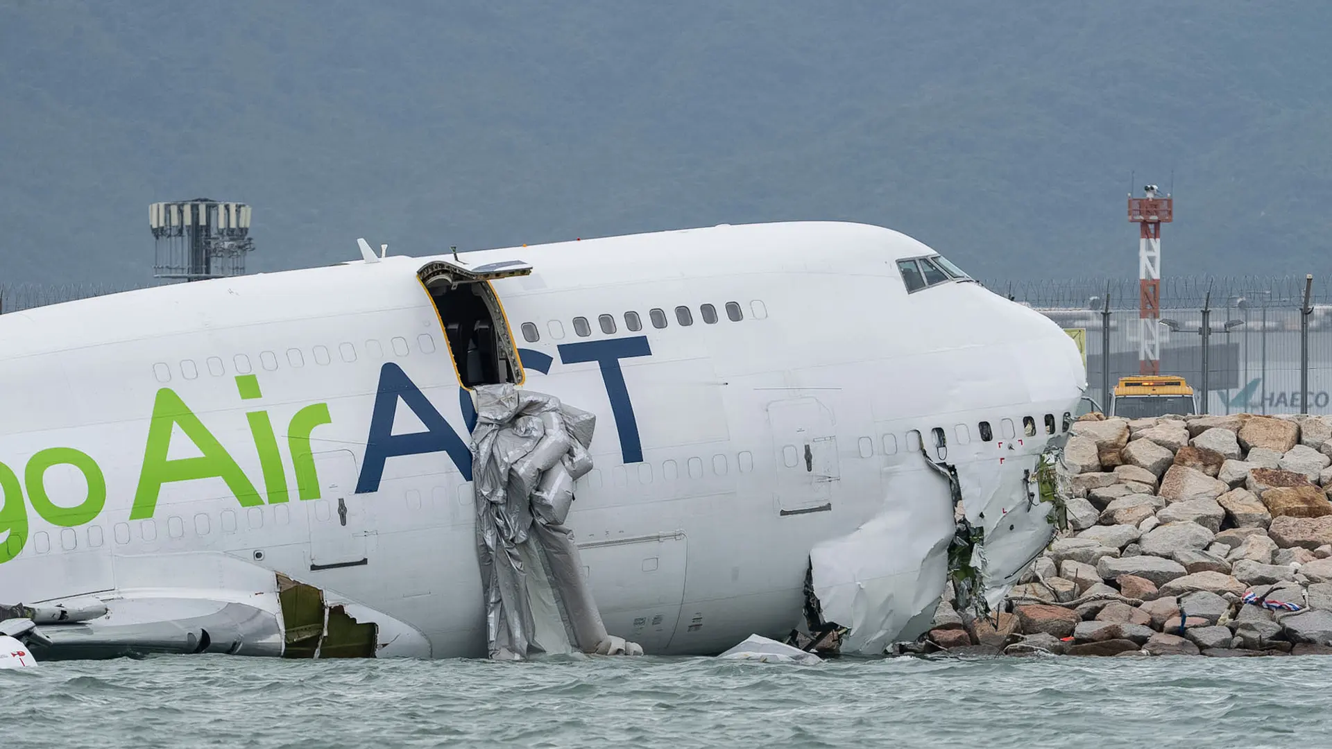 Aterrizaje mortal: al menos dos muertos tras salirse un avión de la pista, chocar contra un coche patrulla y terminar en el mar