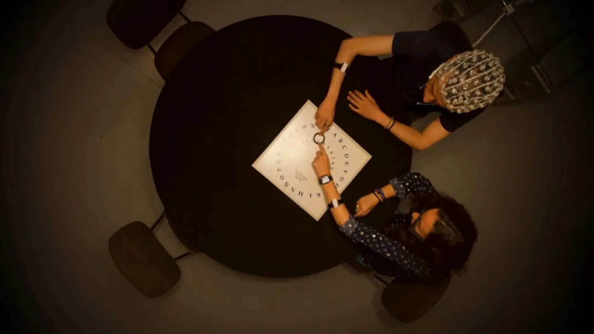 'Cuarto Milenio' hace una ouija con miembros de su equipo y les pone a adivinar imágenes: "Buscábamos los límites de la mente"