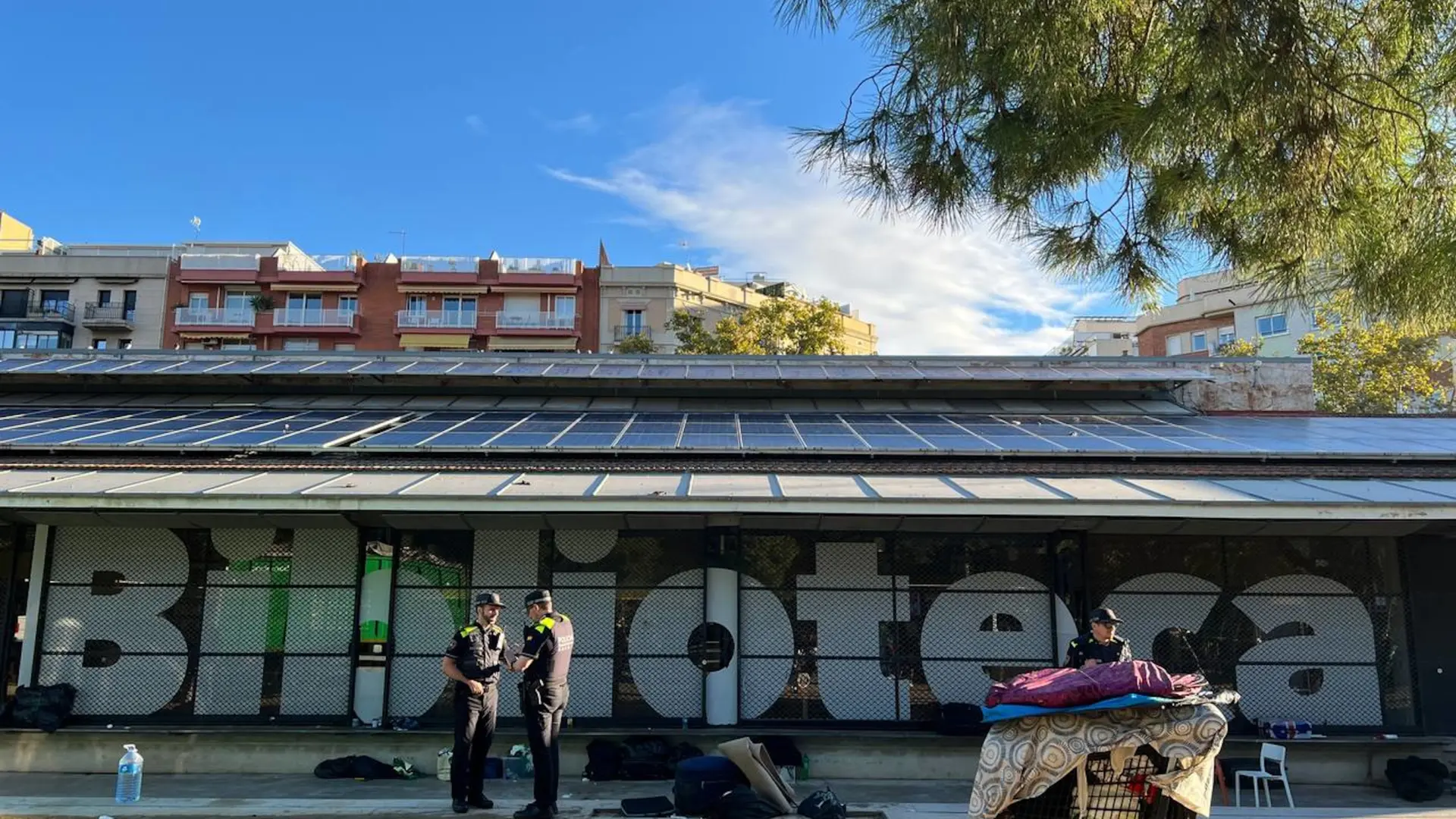 Desalojan el asentamiento del parque Joan Miró de Barcelona