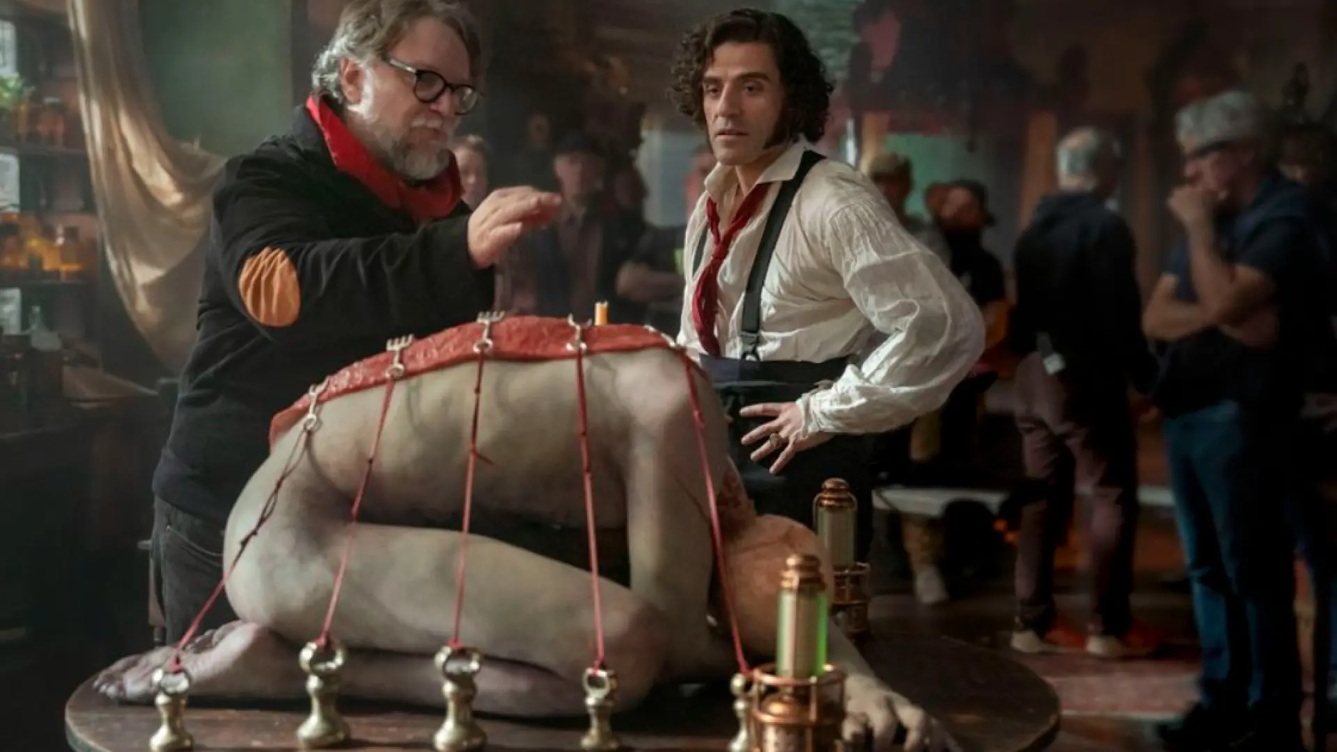 Guillermo del Toro (61 años), director de 'Frankenstein', defiende los efectos especiales físicos: "A la mierda la IA"