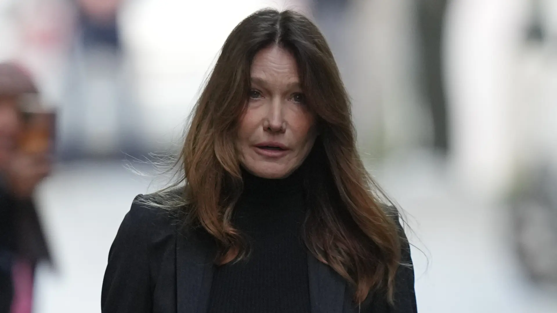 El cambio de 'look' de Carla Bruni durante la entrada de Sarkozy en la cárcel: "Es un gesto muy calculado de comunicación no verbal"