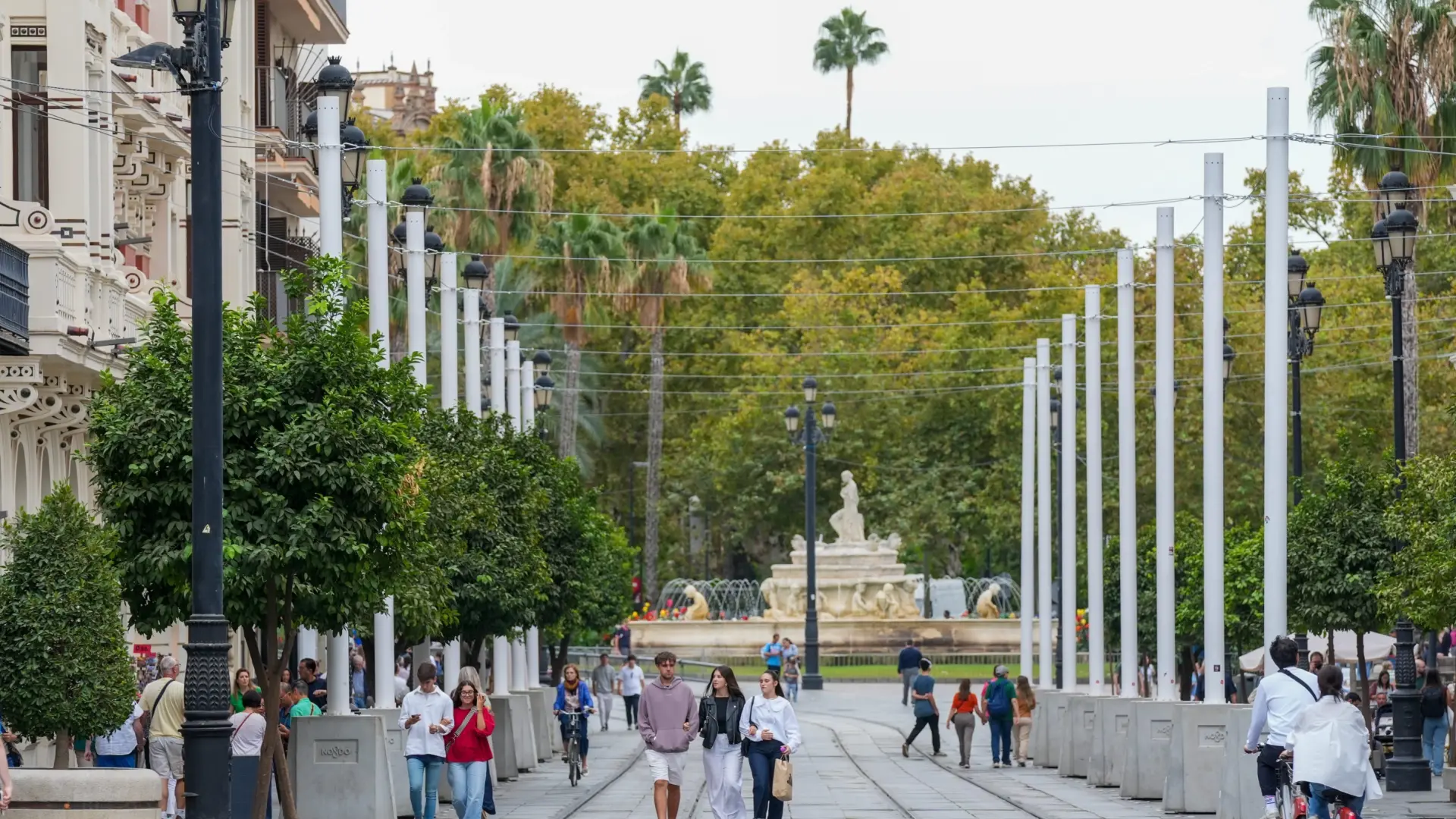 El Ayuntamiento finaliza la retirada de los toldos de la Avenida de la Constitución, a falta de los pilares y los enganches