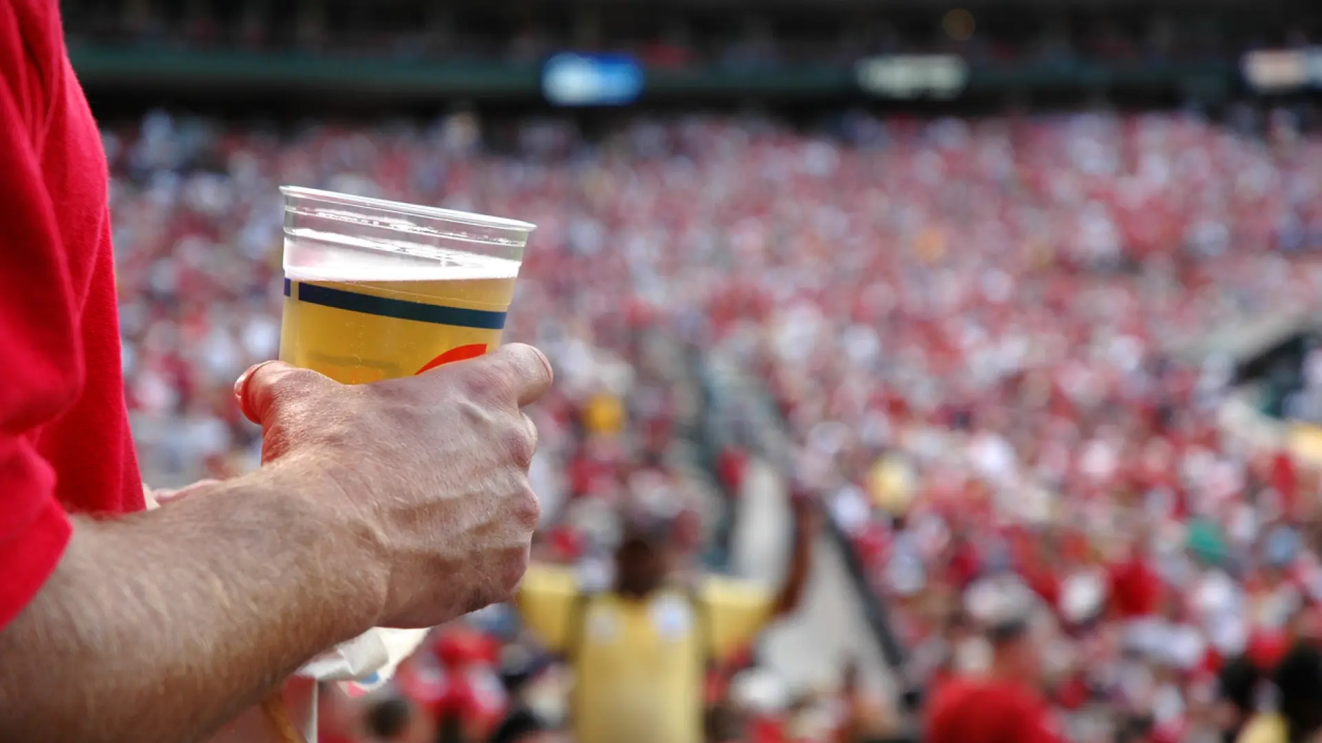 Esto es lo que dice la normativa sobre el consumo o venta de alcohol en los partidos de fútbol
