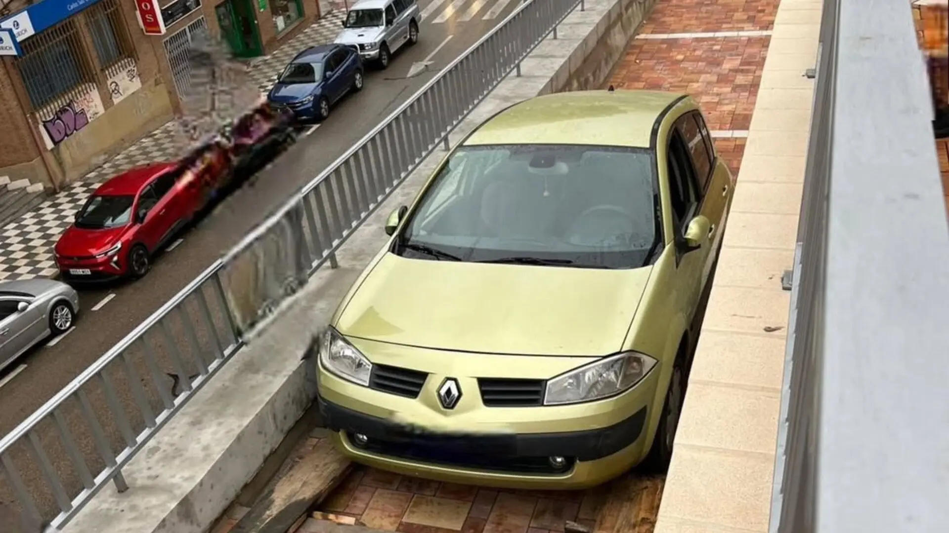 Un coche queda encajonado en una calle peatonal del barrio de La Paz de Cuenca