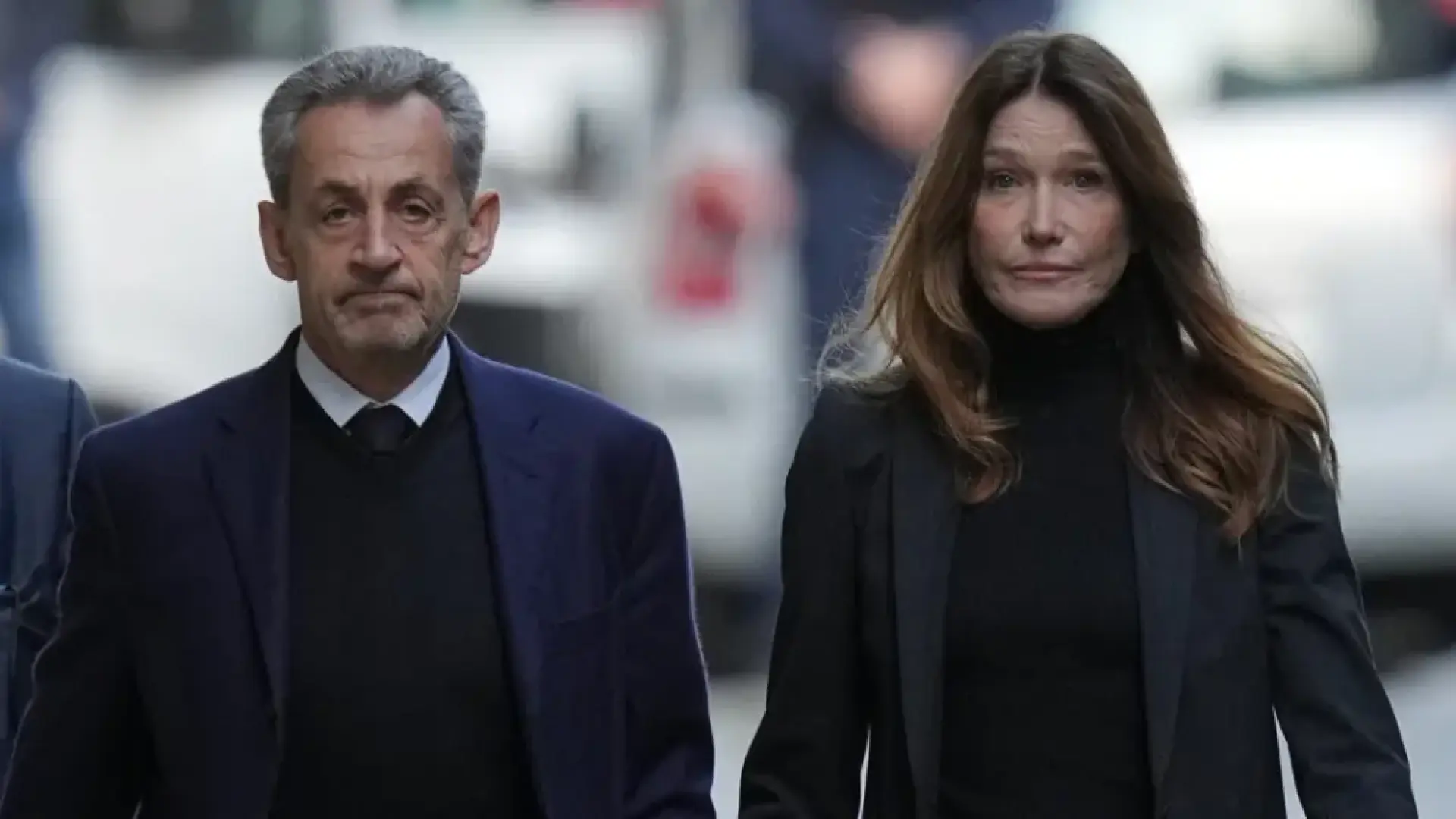 Sarkozy entra en prisión arropado por familiares y amigos para cumplir su condena de 5 años por recibir fondos de Gadafi