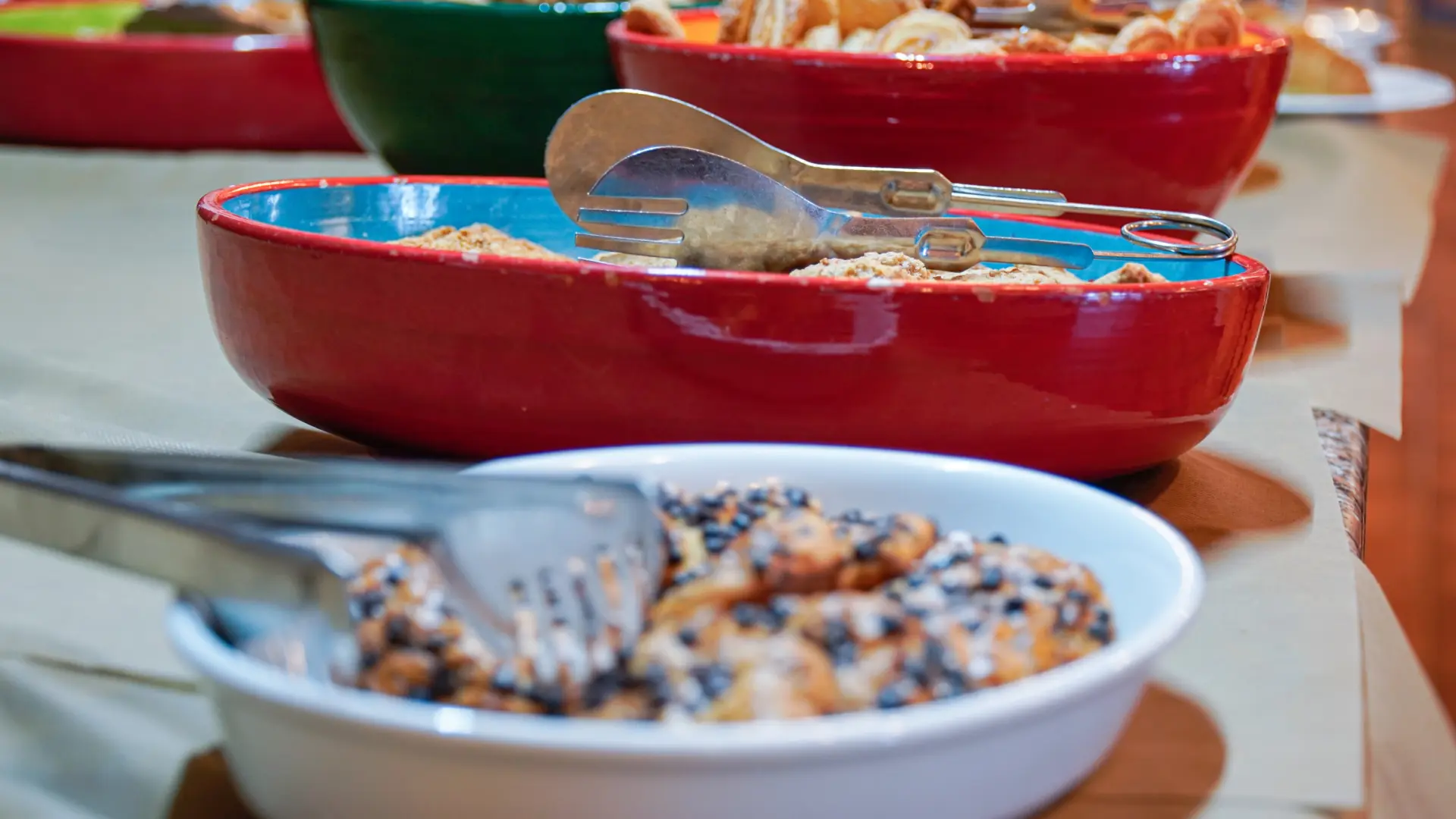 El buffet libre a pocos kilómetros de Barcelona que incluye postre, bebidas y baile los sábados por la noche