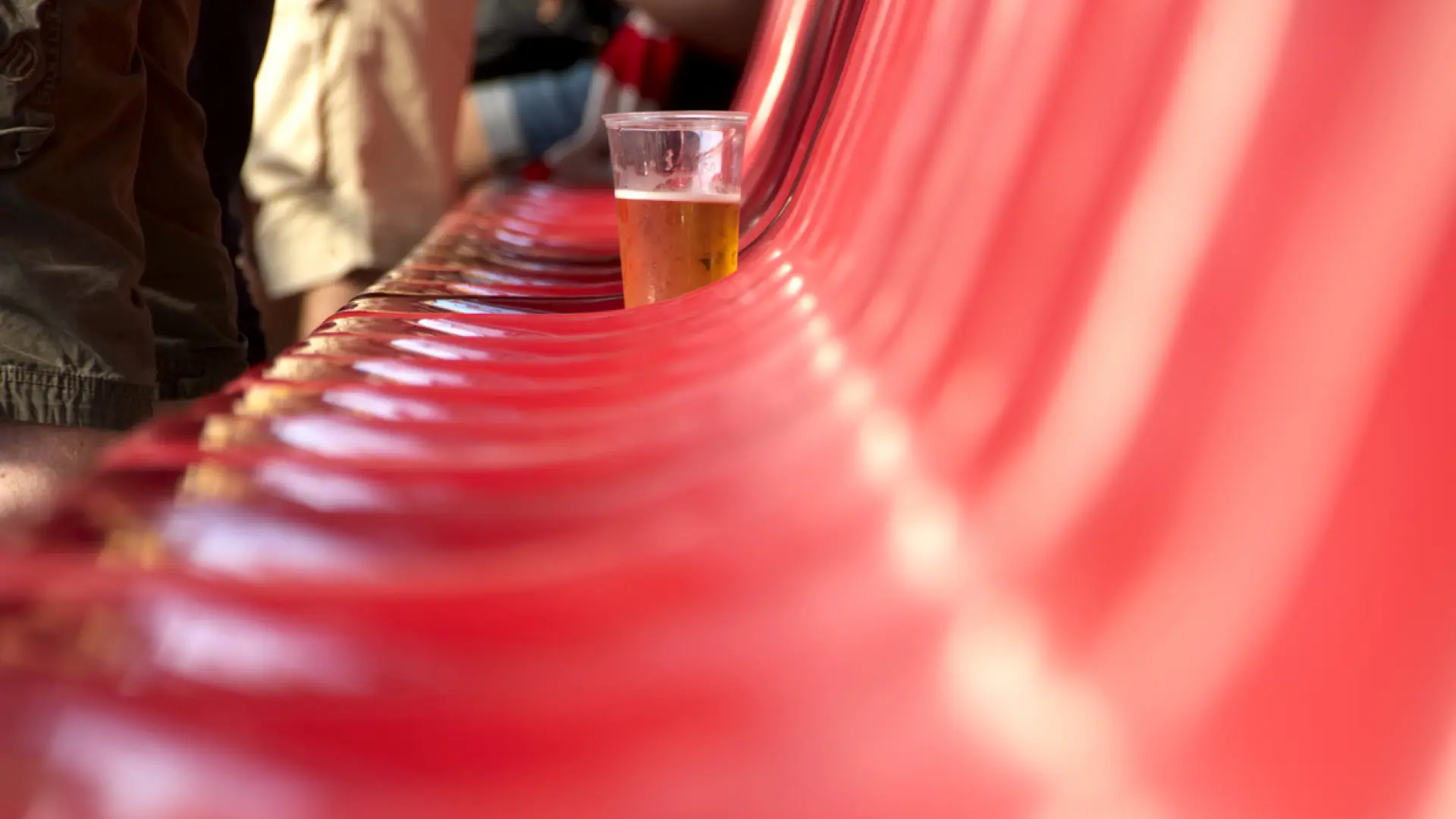 La multa que podría caerte si te pillan bebiendo o das positivo en alcohol durante un partido de fútbol en España