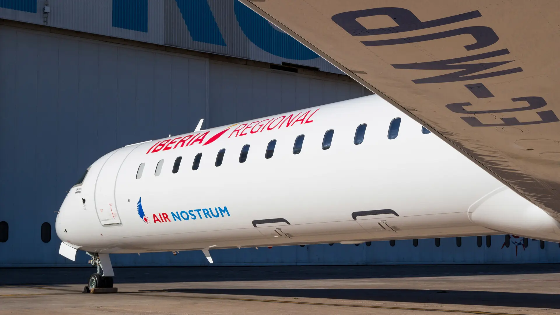 Un avión de Air Nostrum con 57 pasajeros a bordo impacta con la viga de un hangar militar en el Aeropuerto de Badajoz