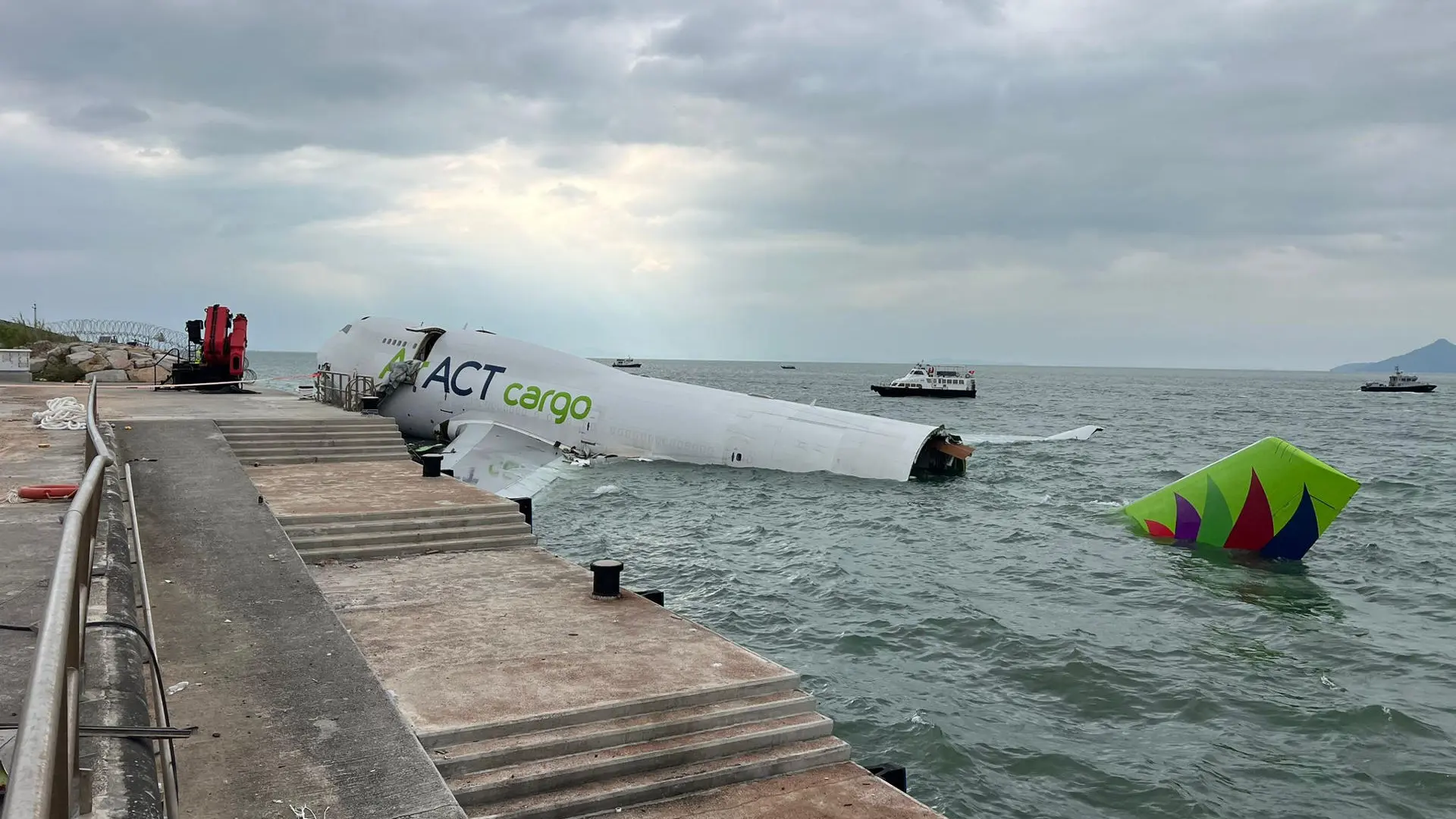 Encuentran la caja negra del avión que se estrelló en Hong Kong y mató a dos operarios