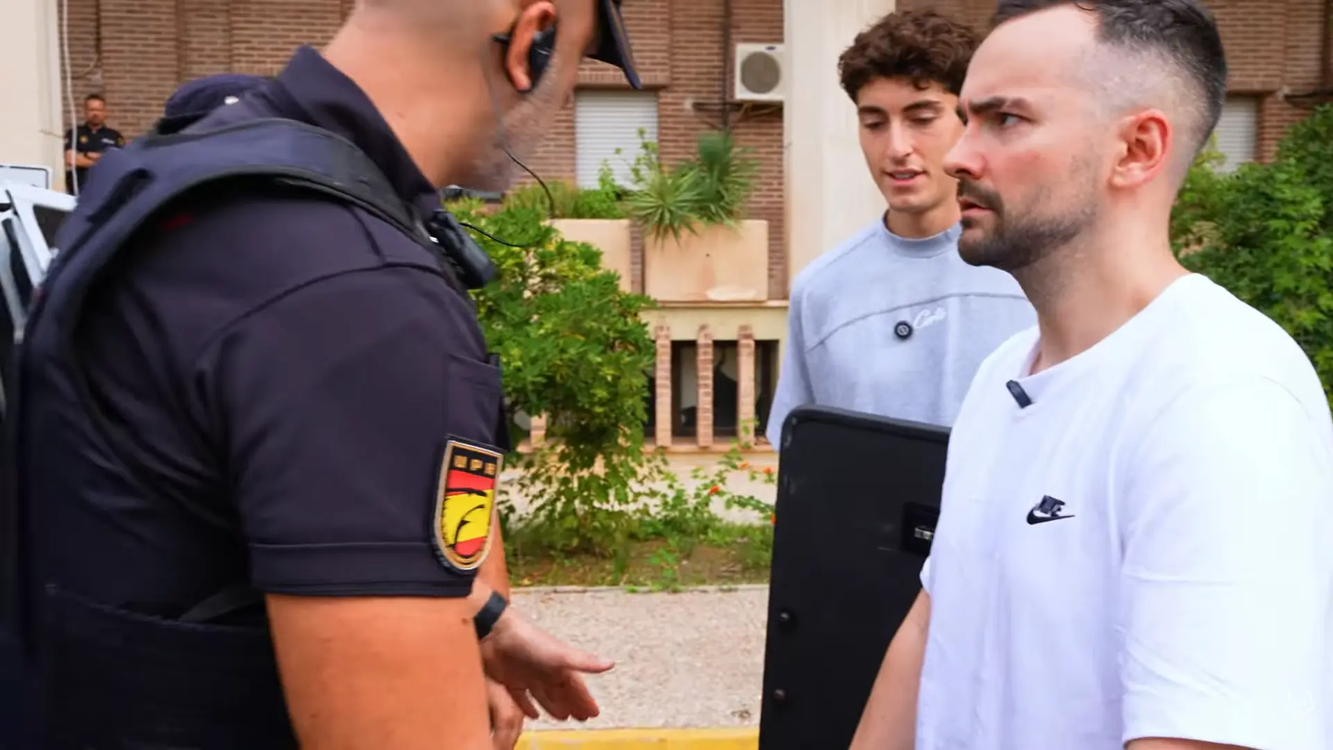 Plex y ElXokas se meten en la piel de la Policía Nacional y un perro rastreador les pone a prueba: "Cómo se nota que sabes"