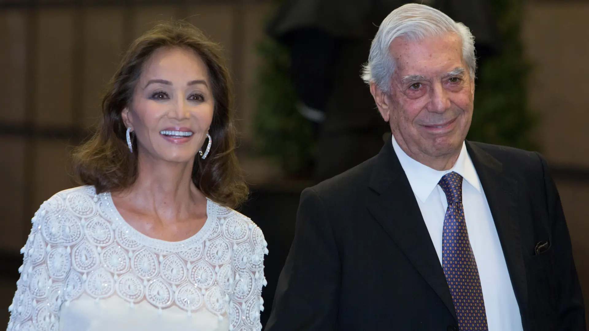 La irónica reacción del hijo de Vargas Llosa tras publicar Isabel Preysler detalles íntimos de su relación con el escritor: "Estoy seguro"
