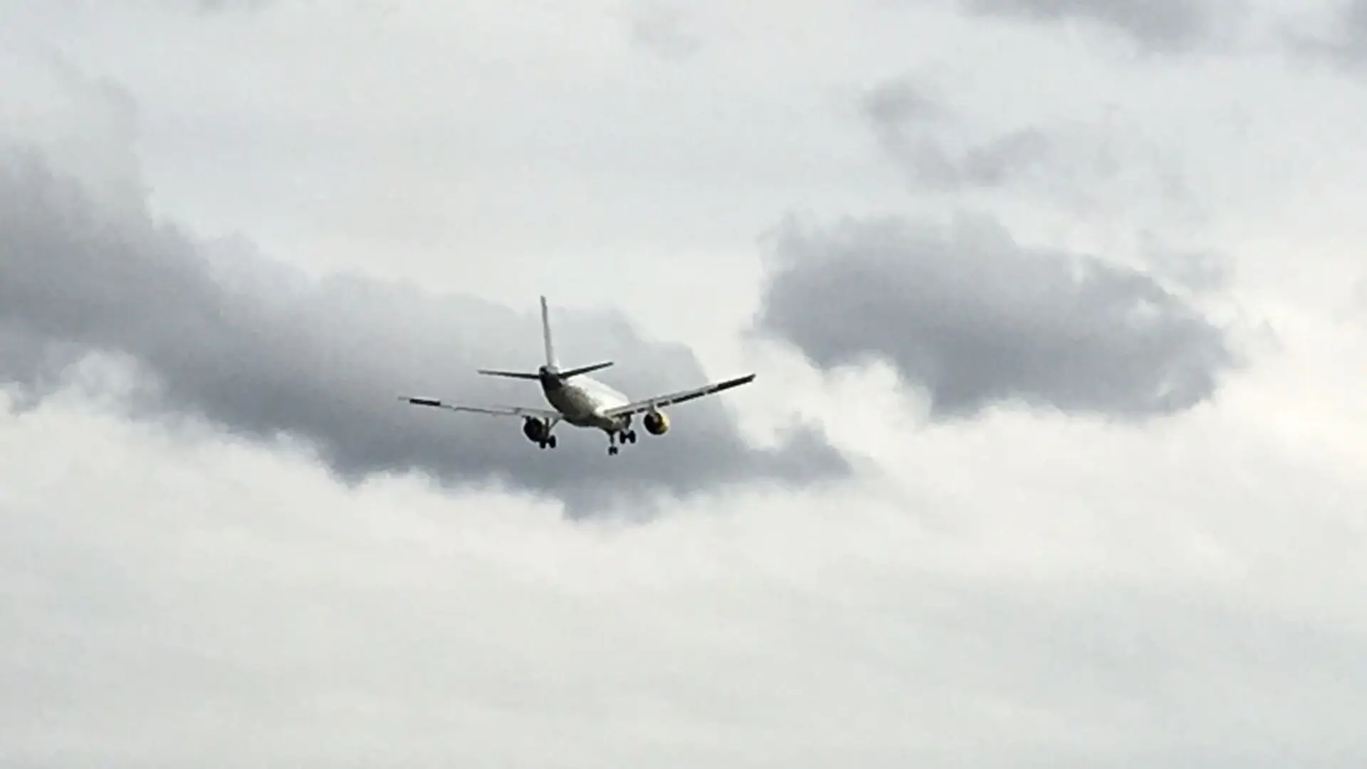 Desviados dos vuelos en el aeropuerto de Bilbao por las fuertes rachas de viento