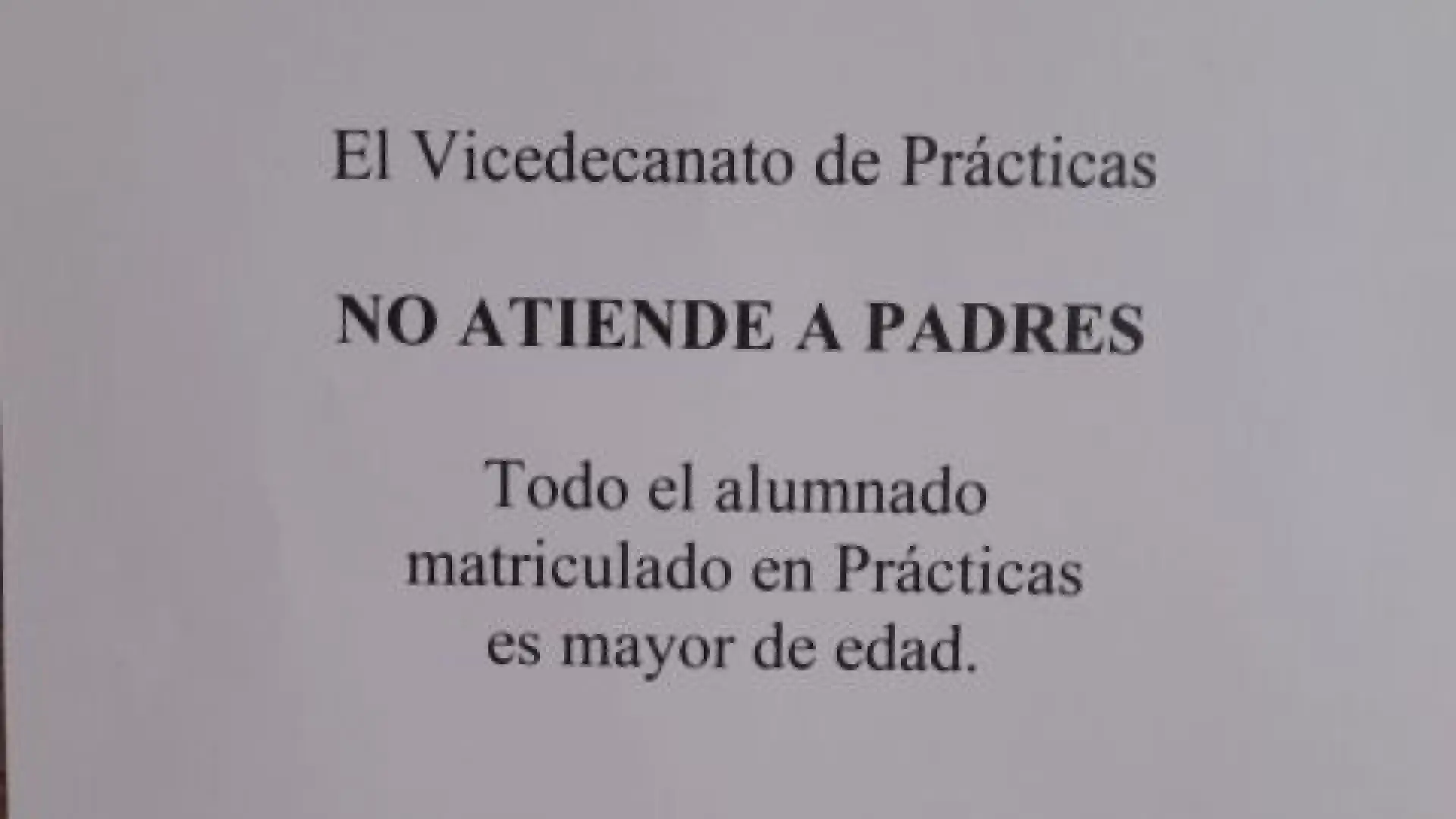 La Universidad de Granada "no atiende a padres": el polémico cartel que divide a la opinión pública