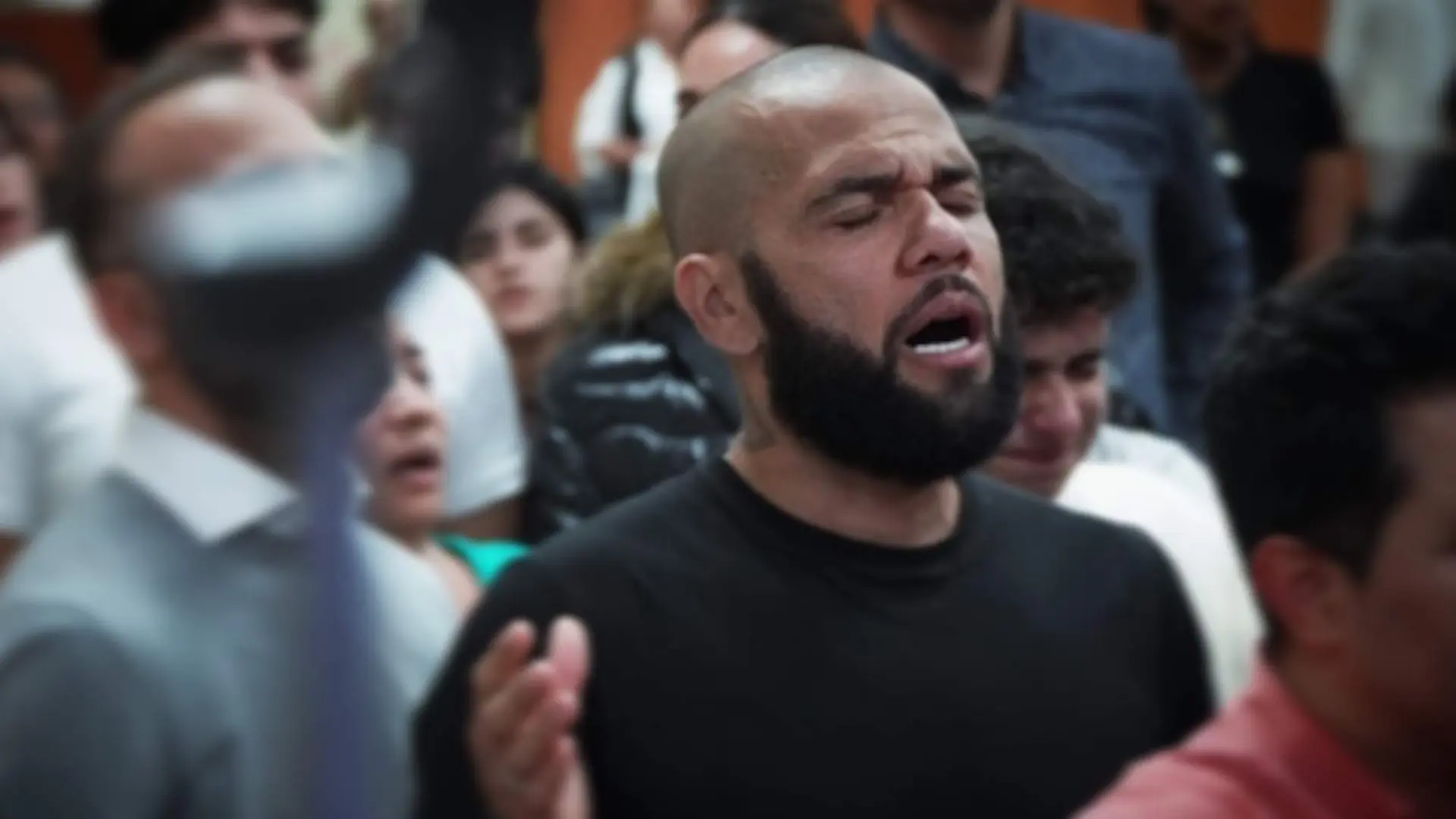 'Fiesta' visita la iglesia evangelista de Dani Alves y habla con su pastor: "Está convertido"