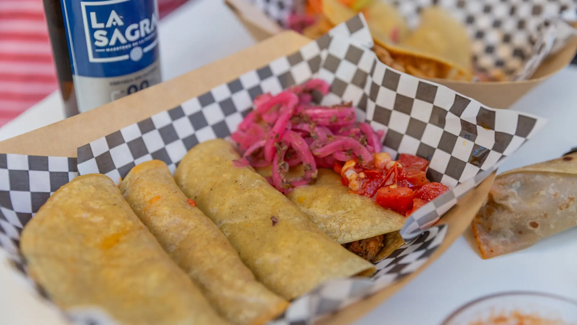 평균 티켓 가격이 10유로인 마드리드의 새로운 레스토랑에서 삼겹살, 소꼬리 또는 토레즈노를 곁들인 타코와 부리토 평균 티켓 가격이 10유로인 마드리드의 새로운 레스토랑에서 삼겹살, 소꼬리 또는 토레즈노를 곁들인 타코와 부리토