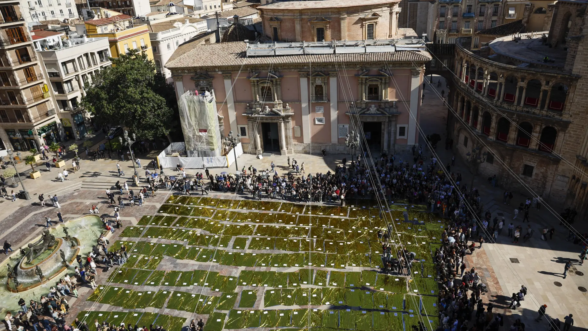 Aniversario de la DANA de Valencia, en directo | La plaza de la Virgen de Valencia se llena de 229 mantas térmicas en recuerdo a las víctimas