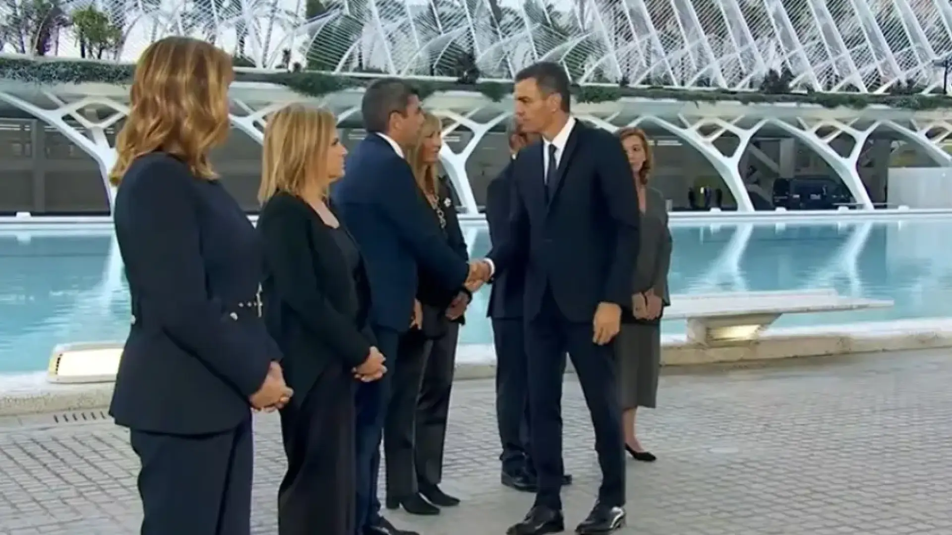 Así fue el momento del frío saludo entre Mazón y Sánchez al inicio del acto por las víctimas de la catástrofe