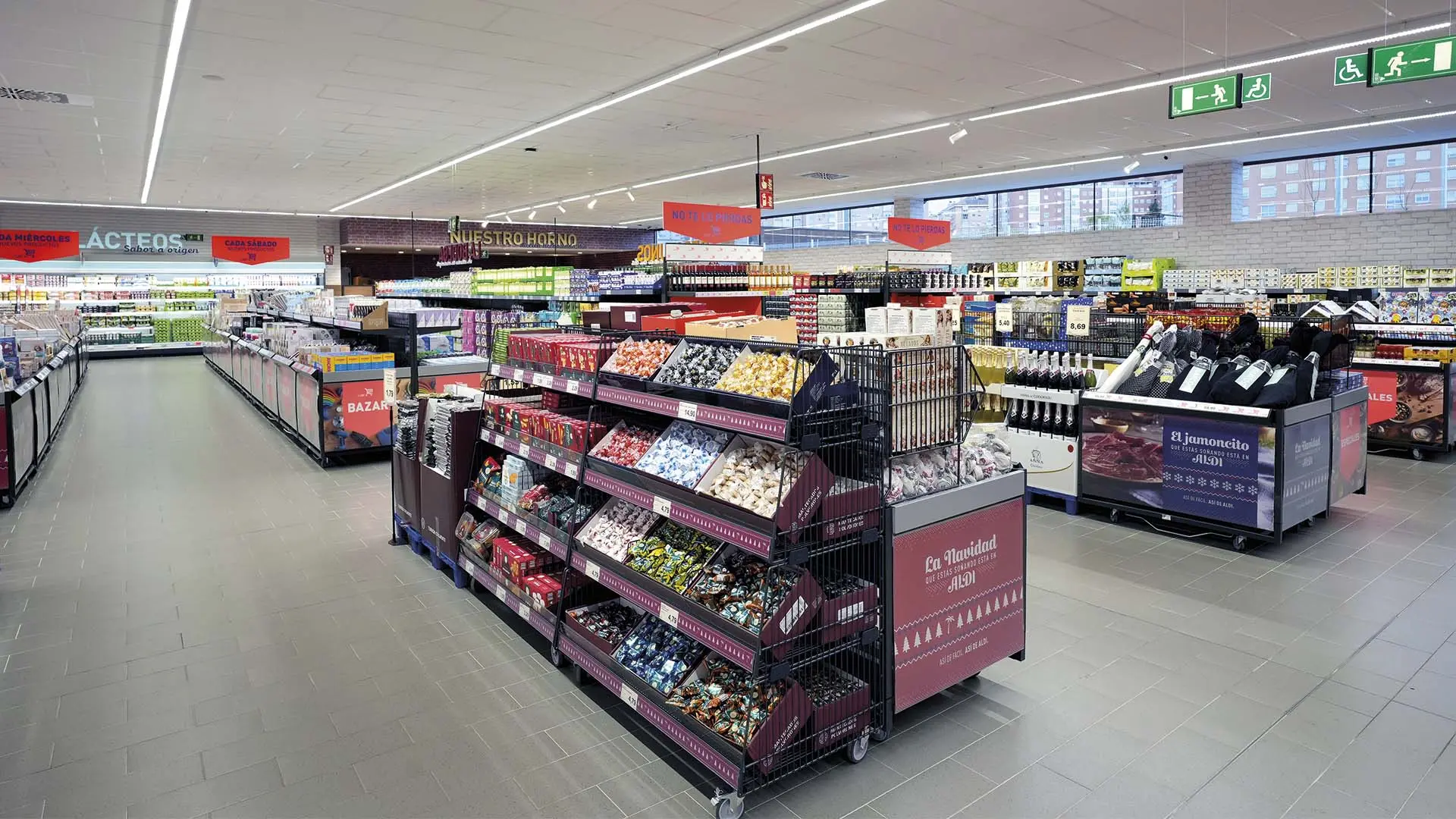 
         Así es trabajar en un supermercado: hasta un 90% de contratos estables y distintos convenios 
    