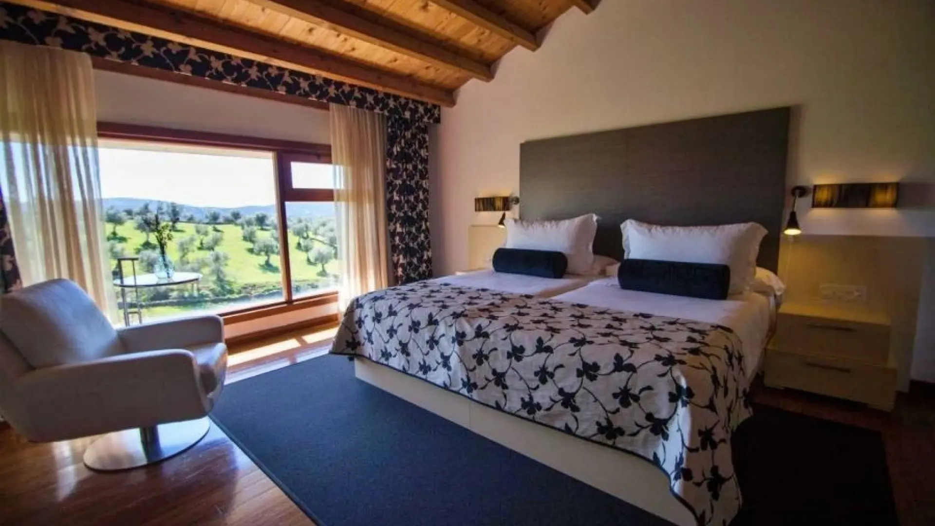 El espectacular hotel de Extremadura con vistas a la dehesa: era un antiguo convento franciscano thumbnail