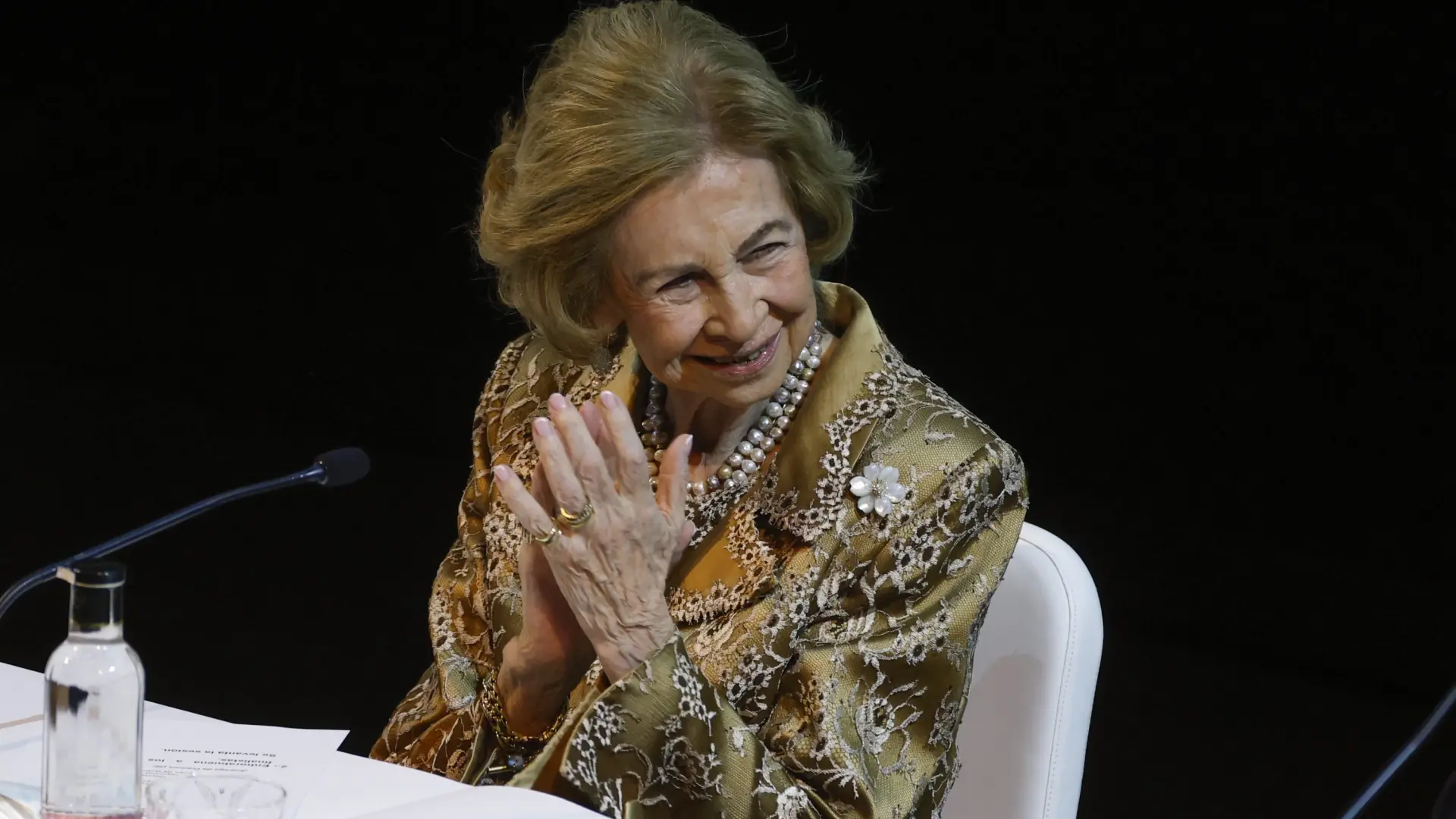 La reina Sofía recibe un cálido homenaje por su 87 cumpleaños en los premios de pintura BMW, con Alaska y Álex González