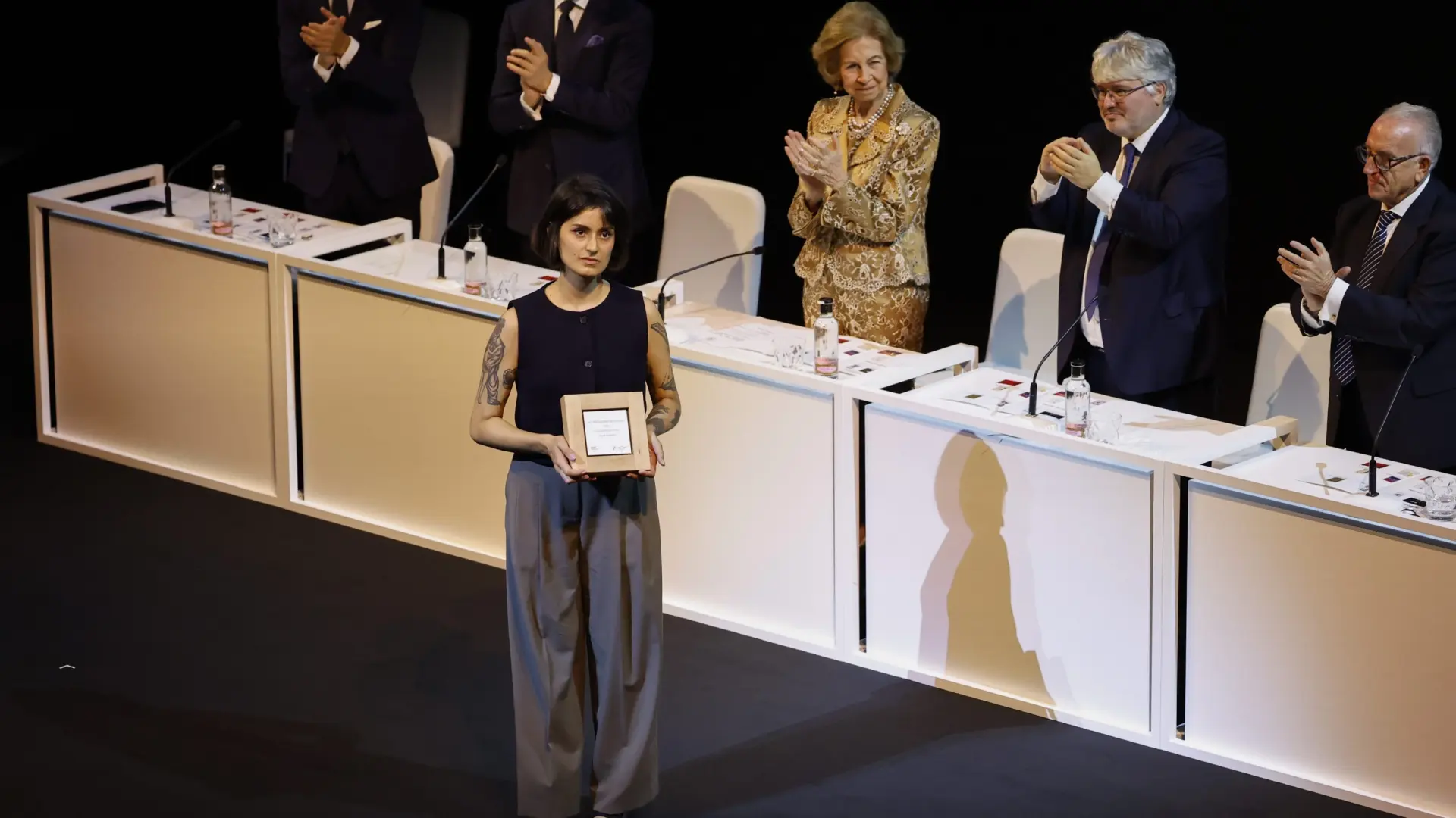 La reina Sofía recibe un cálido homenaje por su 87 cumpleaños en los premios de pintura BMW, con Alaska y Álex González
