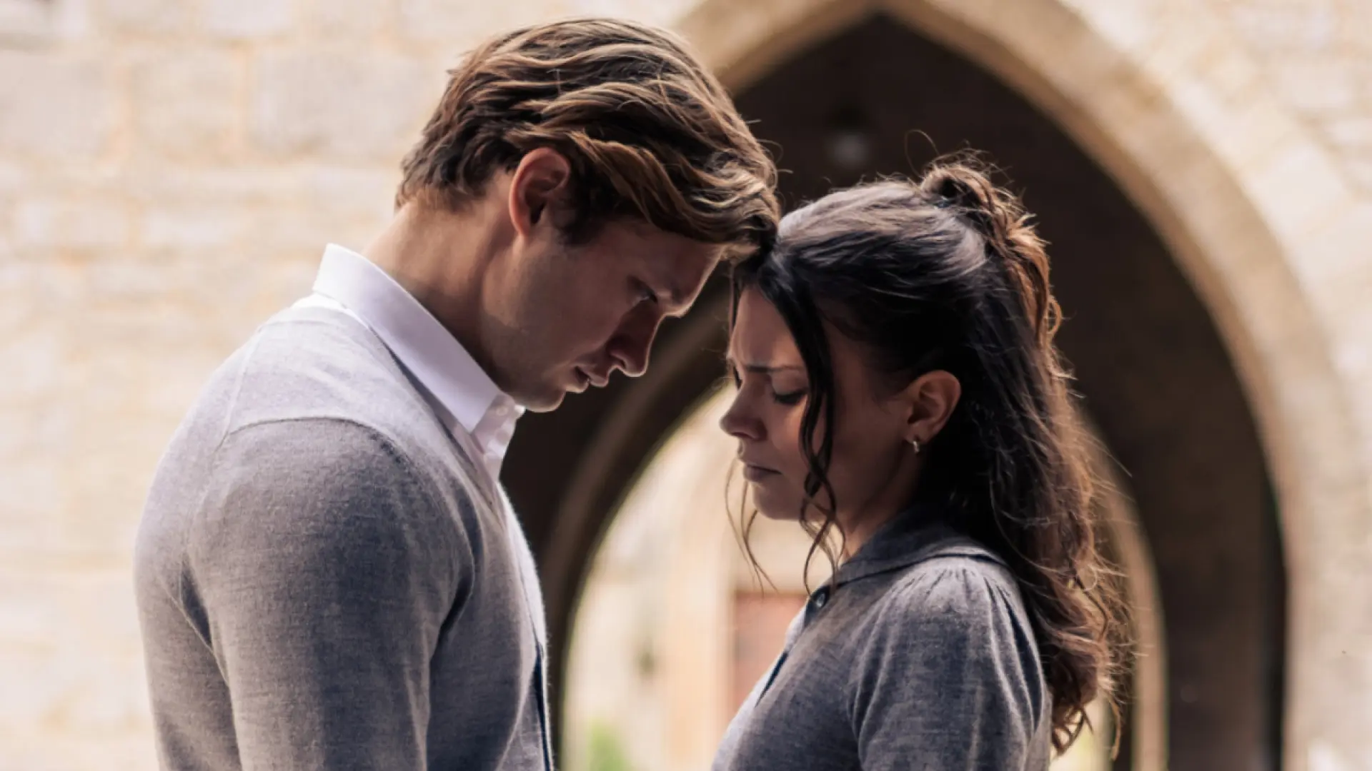 해결책 없이 마음이 무너지는 장면을 주인공들이 그려낸다.