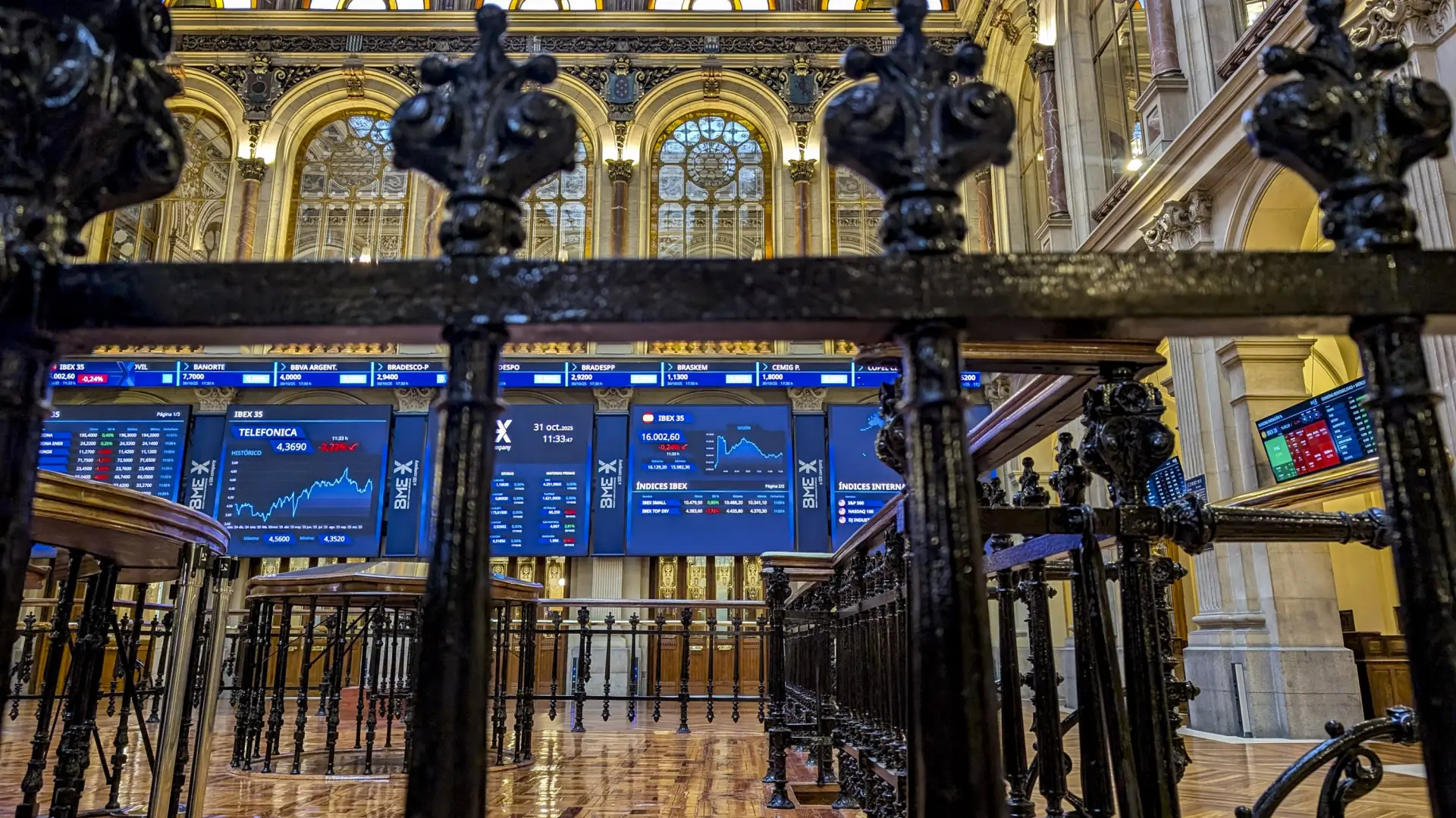 El Ibex sube un 1,8 % y logra un nuevo máximo histórico, por encima de los 16.182 puntos