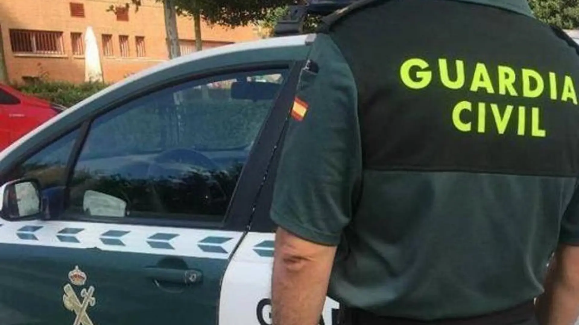 
         Buscan a tres ladrones por robar un banco y maniatar a las empleadas de la limpieza 
    