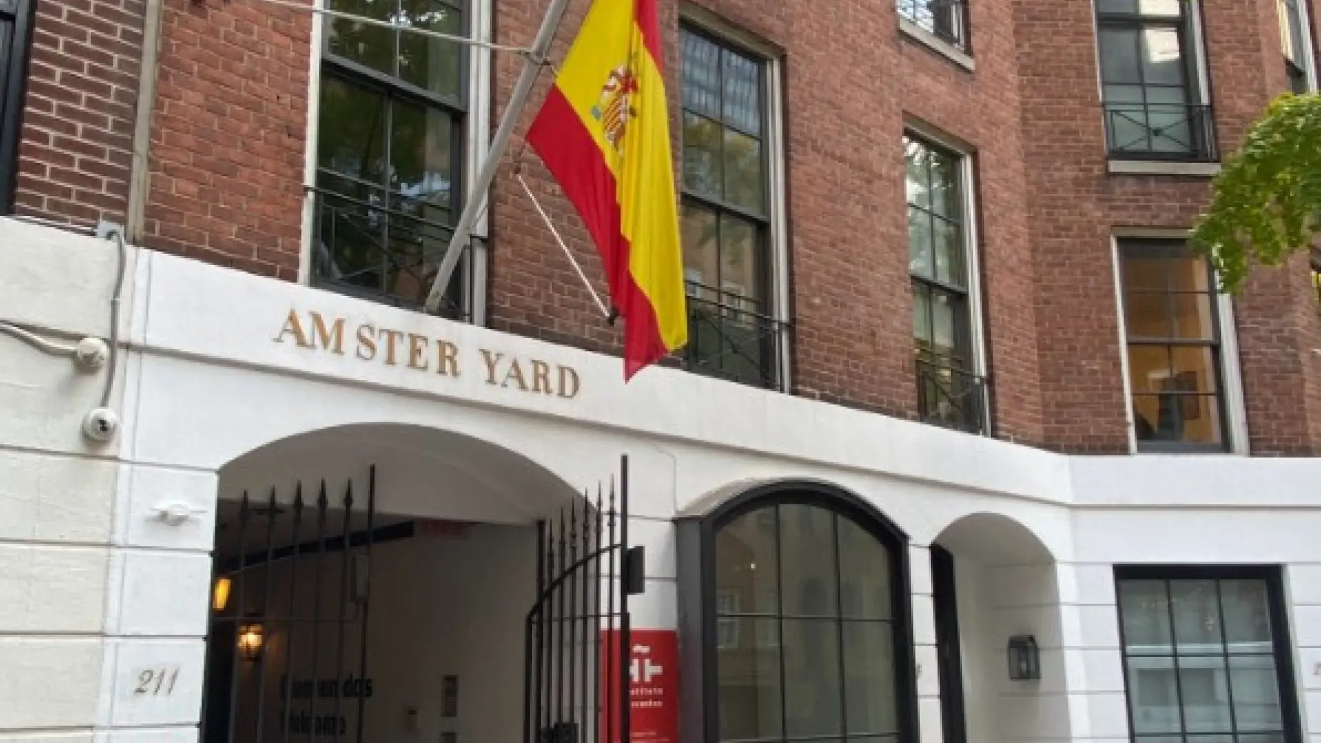 Acreedores de España rastrean sedes del Cervantes, Renfe o Paradores en EEUU para cobrar sus deudas por el 'hachazo' renovable