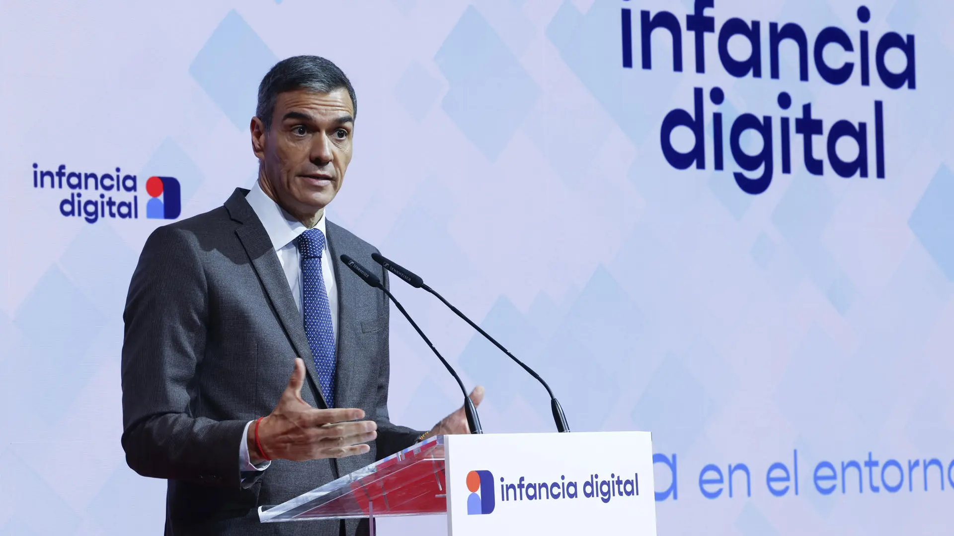 Sánchez pide el "apoyo" de los grupos para la ley de protección a menores en la red y exige a las tecnológicas que "hagan su parte"