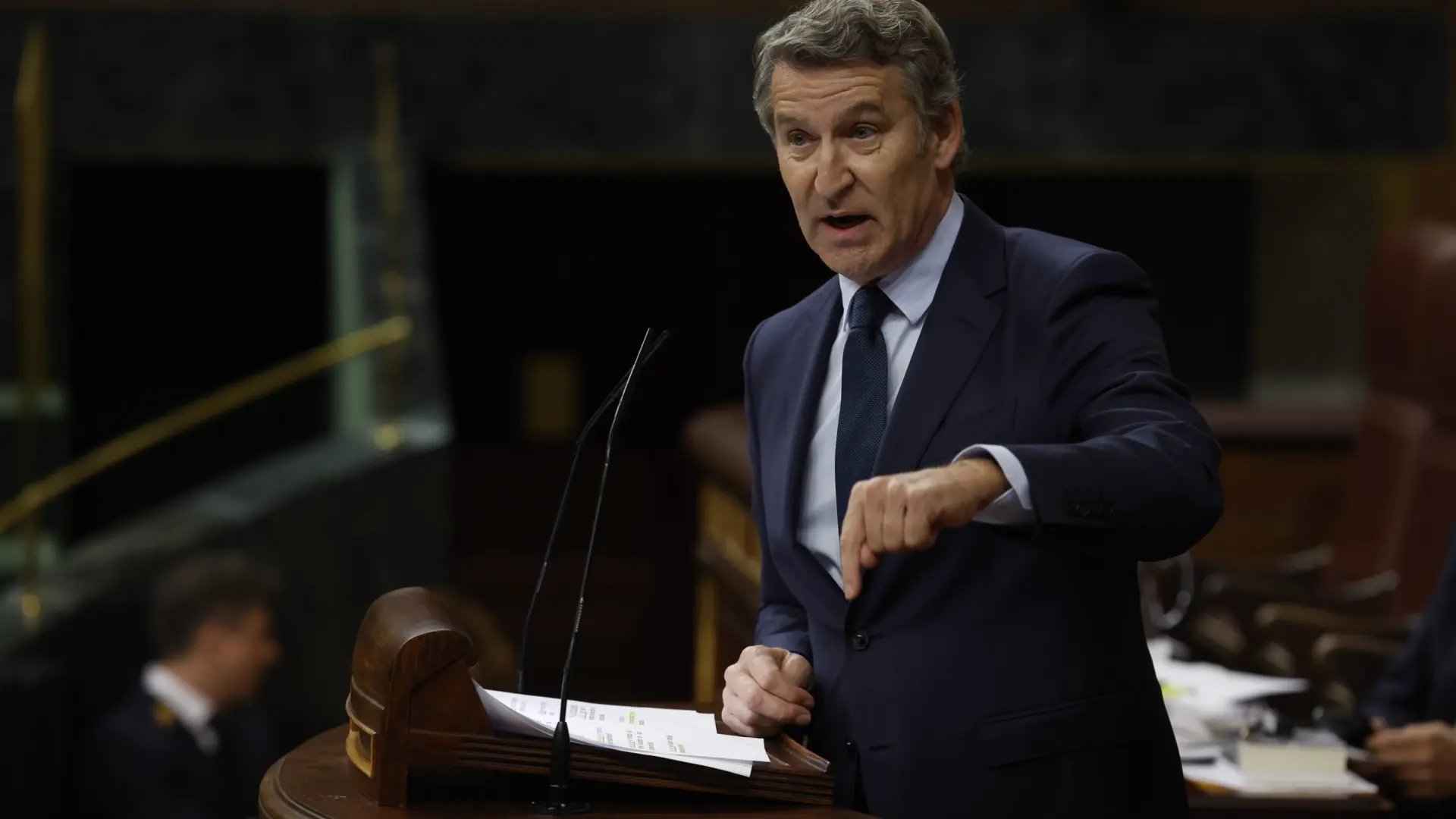 Feijóo acusa a Sánchez de ser "el presidente de la cloaca" e insiste en pedir elecciones tras el bloqueo parlamentario de Junts