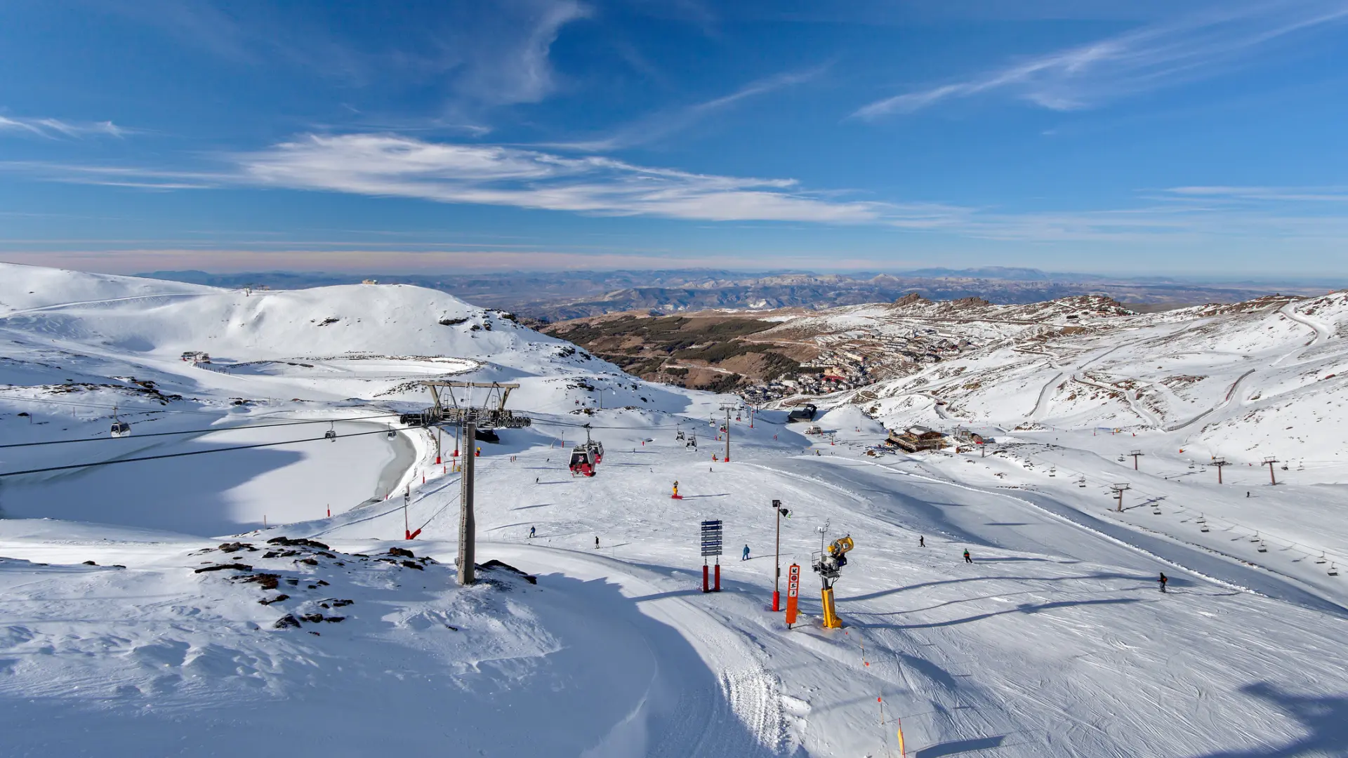 La temporada invernal de Sierra Nevada comienza con siete kilómetros de pistas