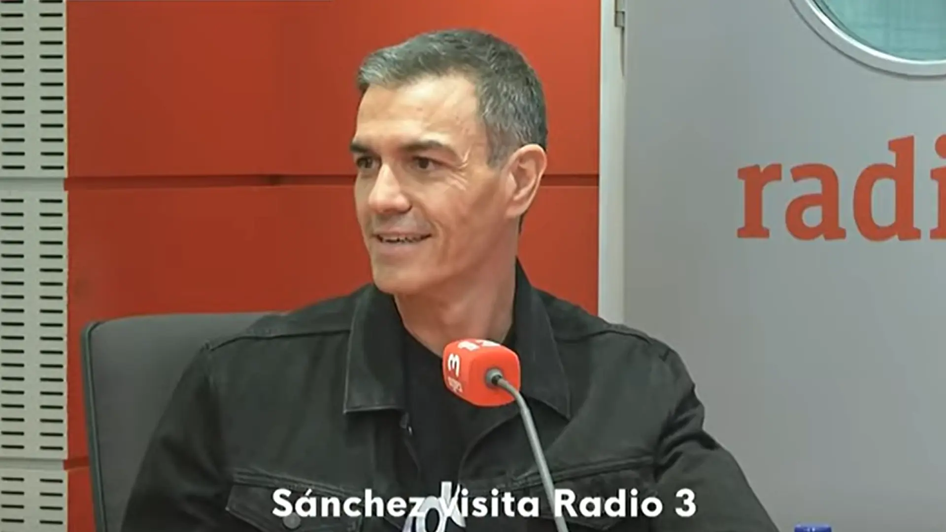 Sánchez, en R3 con su 'look' más juvenil: "He escuchado el disco de Rosalía del tirón y lo recomendaré en TikTok"