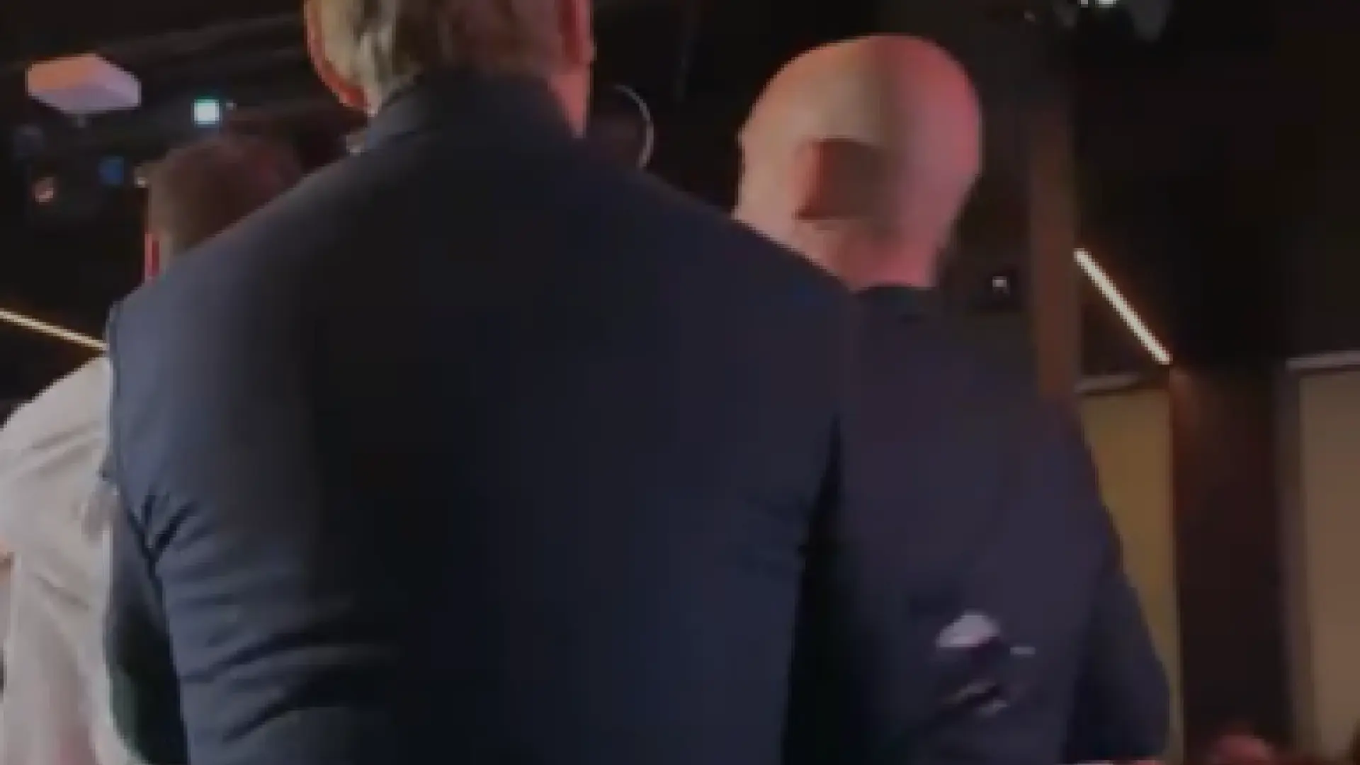 VÍDEO | Así fue la agresión: un espontáneo le lanza huevos y al expresidente de la RFEF le tienen que agarrar y frenar entre varios