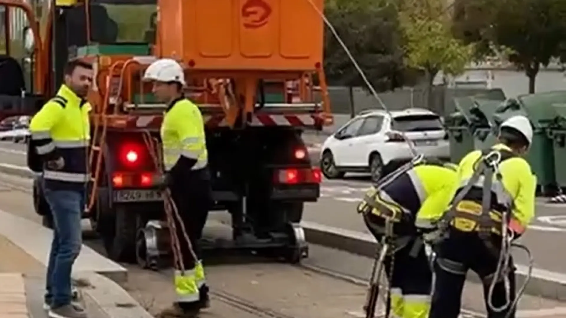 Un camión de basura choca contra la catenaria del tranvía de Zaragoza y corta el servicio