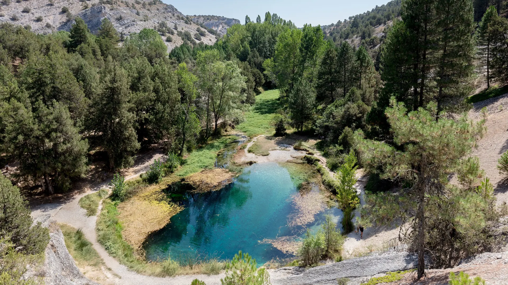 La ruta de senderismo hasta un impresionante monumento natural escondido en Soria con forma de ojo de mar