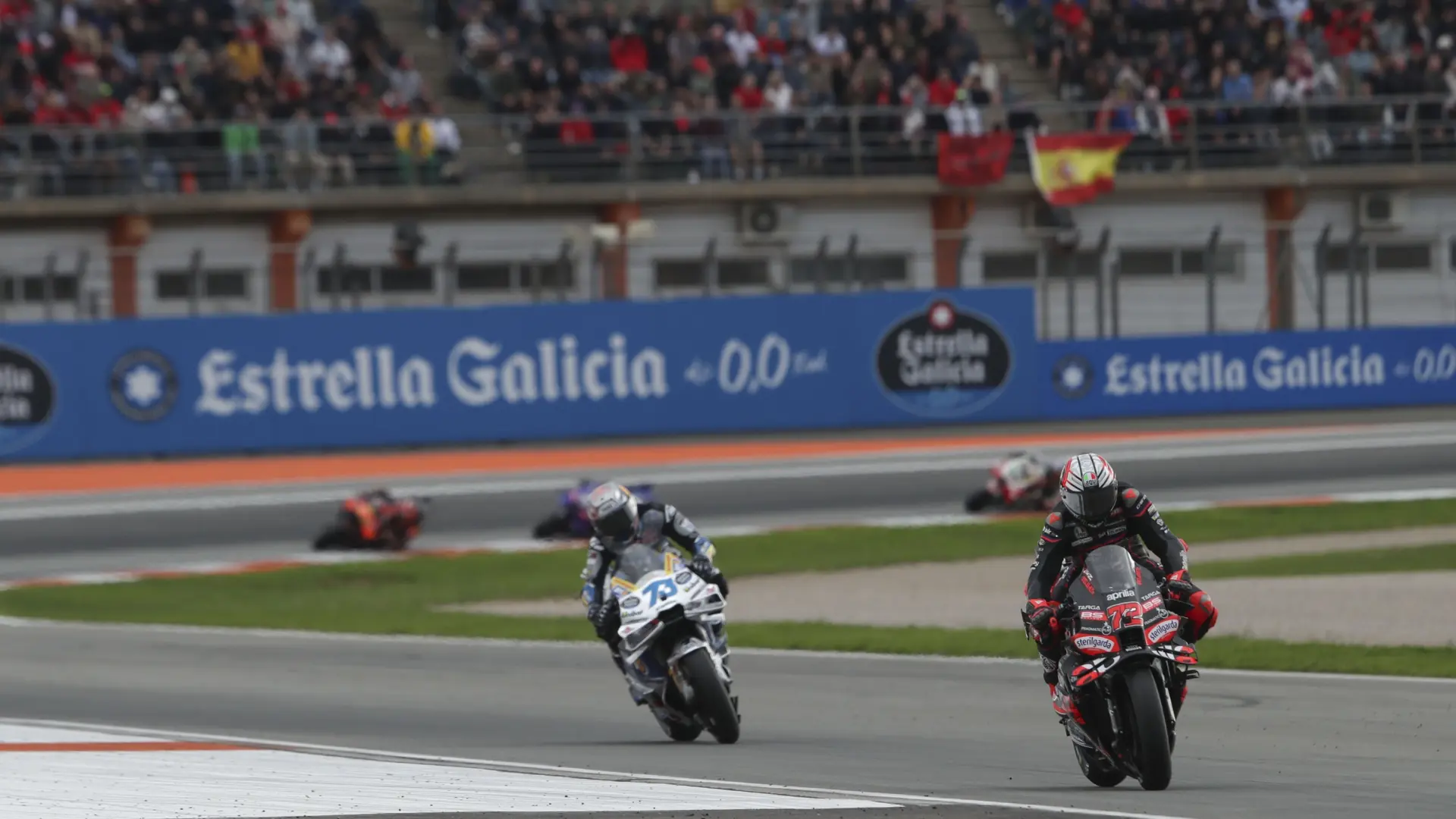 Bezzecchi cierra la temporada con victoria en Valencia tras el ‘pinchazo’ de Álex Márquez