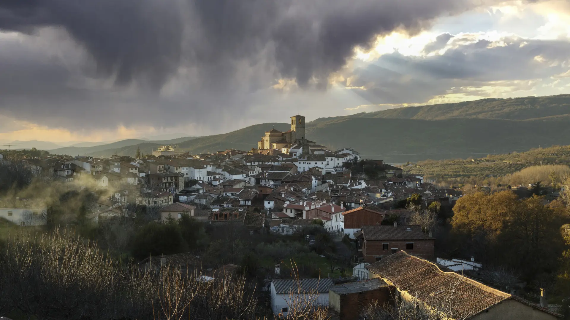 El pueblo español más bonito para ir en noviembre: templarios y un castañar