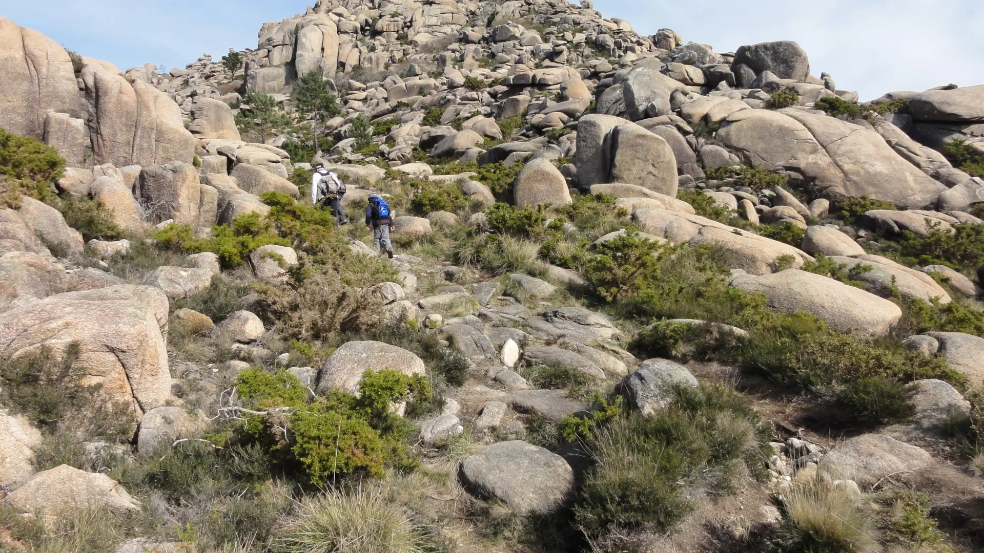 Sendero entre rocas gigantes hacia la cima del Monte Pindo