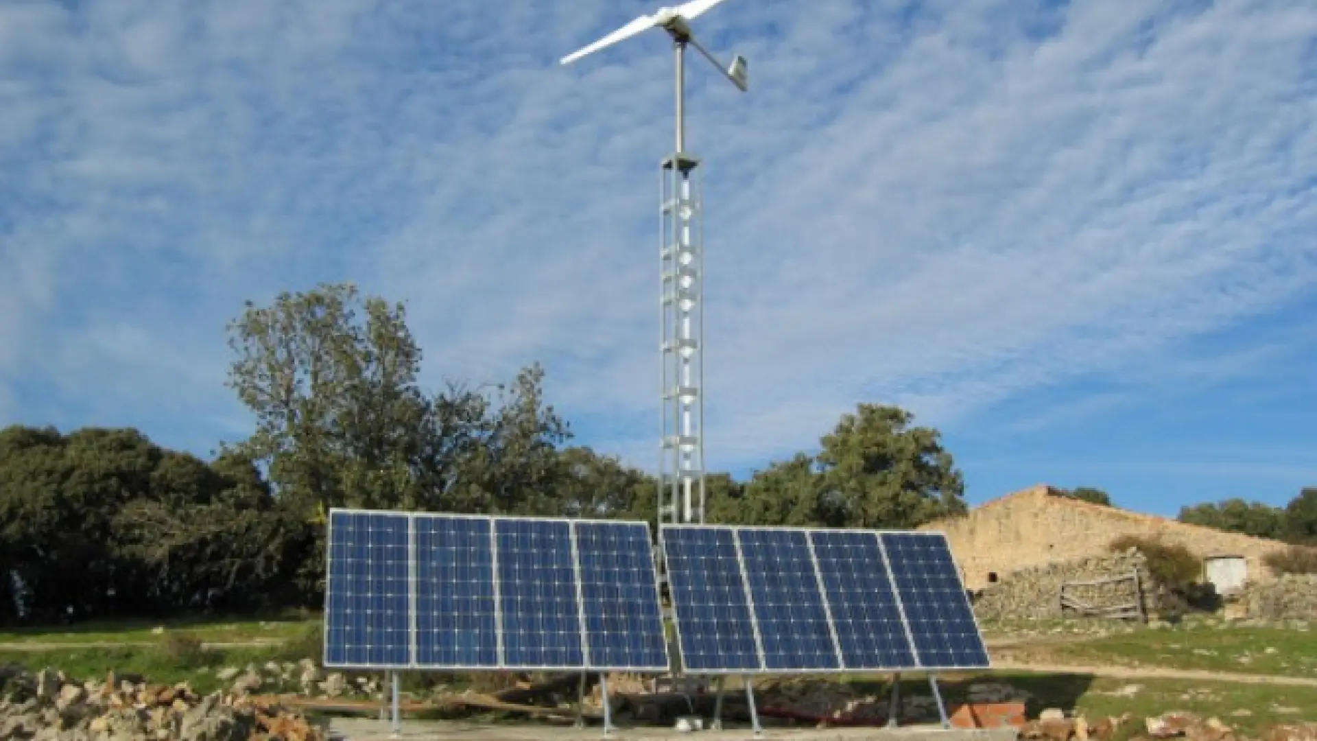 62.000 familias exigen a Aagesen igual trato que a los fondos que ganan compensaciones millonarias por el 'hachazo' a las renovables