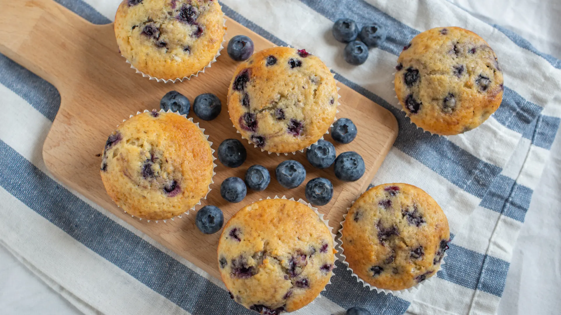 Muffins de arándanos sin gluten y altos en proteínas: una receta ideal para quitarnos el antojo de dulce