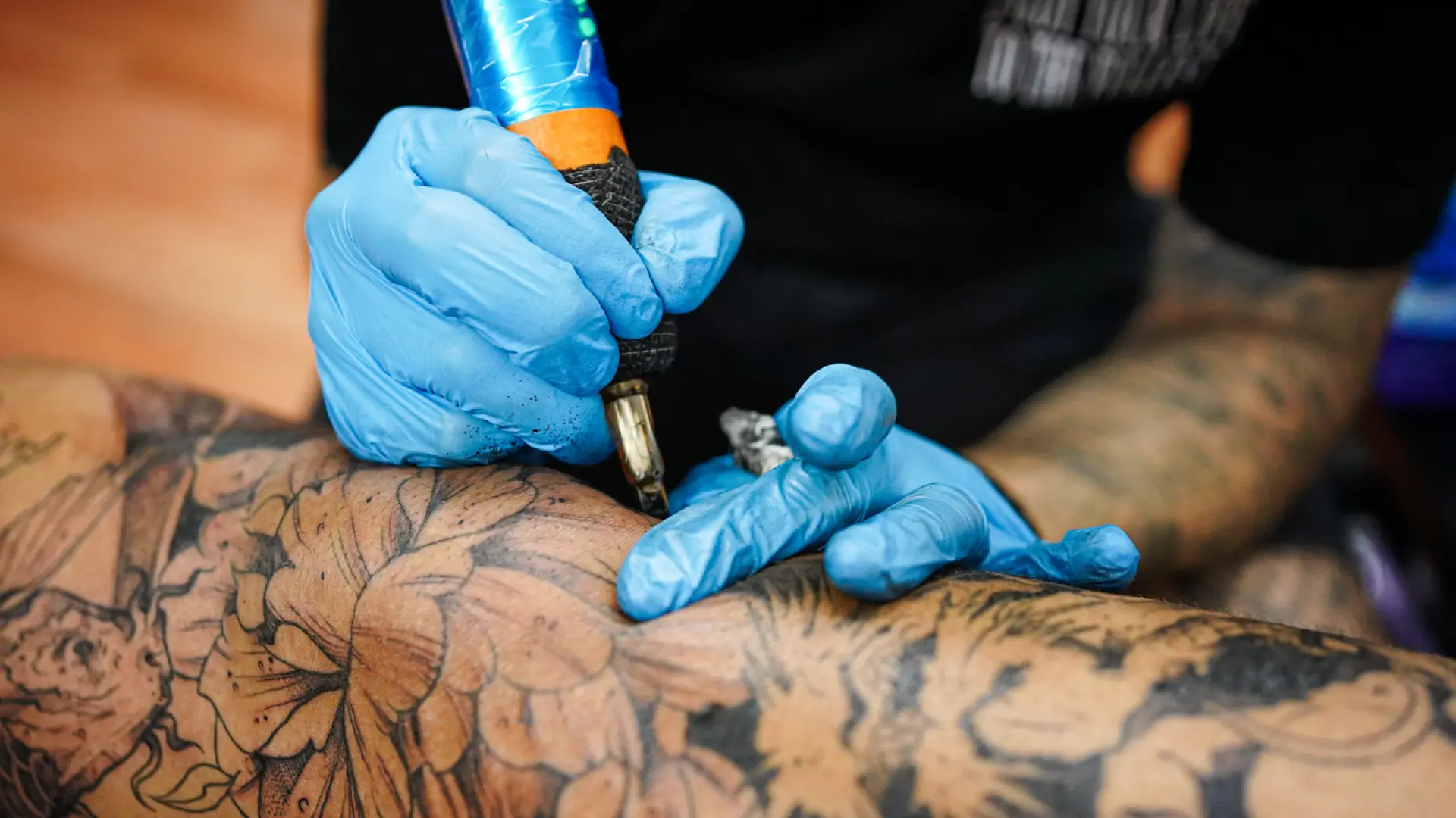 Sanidad obliga a retirar varias tintas para tatuaje y maquillaje permanente