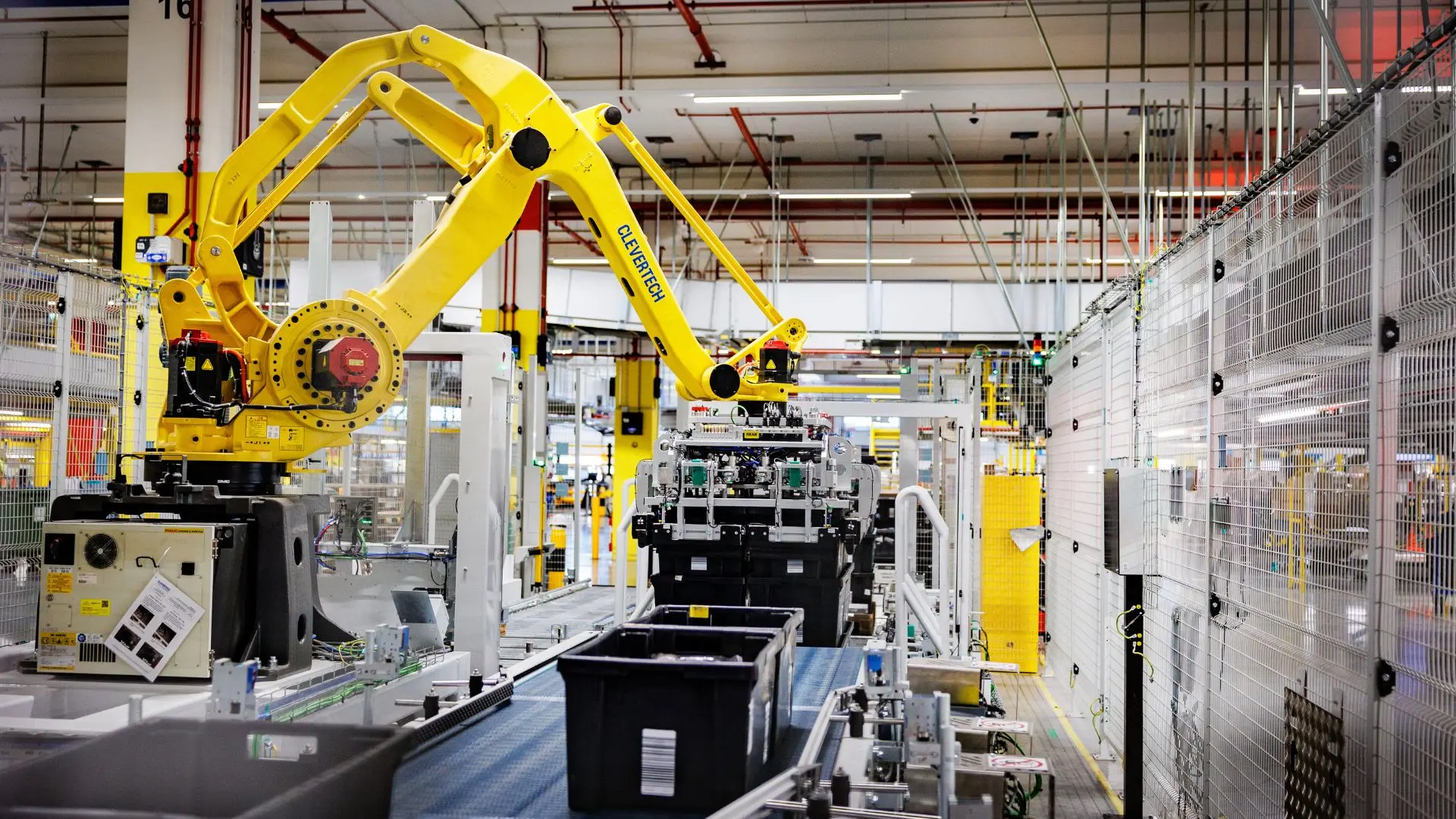 Cómo mover 600.000 paquetes al día para que llegue tu pedido de Black Friday: así es el robotizado centro MAD7 de Amazon