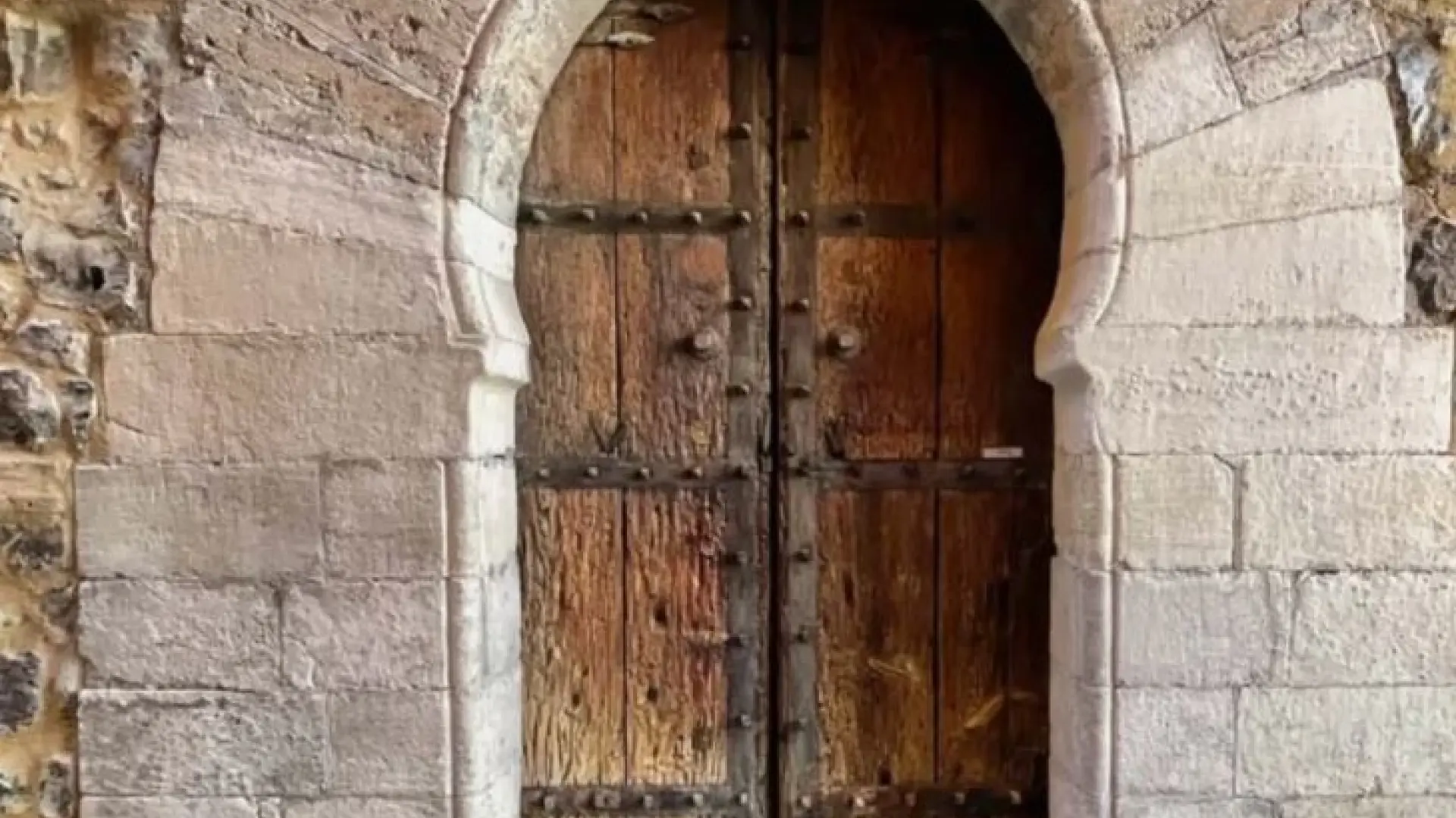El carbono-14 revela la edad de la puerta más antigua de Madrid: está a pie de calle y data del año 1415