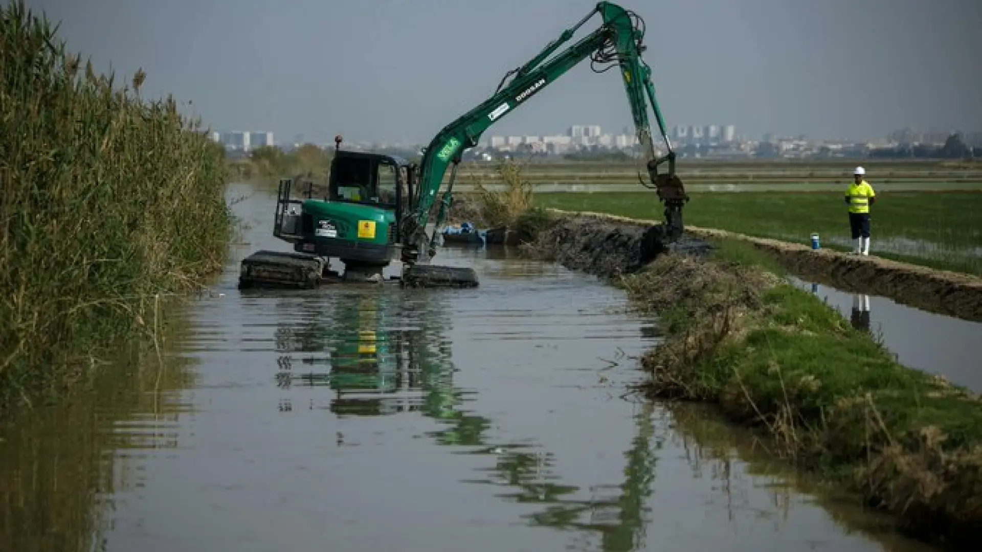 Muere un trabajador al quedar atrapado entre dos máquinas en labores de reconstrucción de la DANA