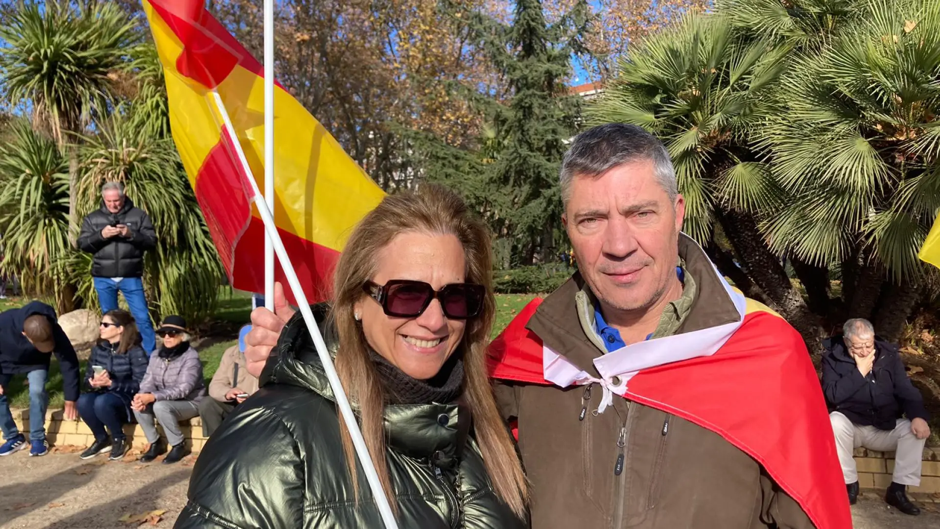 Manifestantes, en la protesta contra Sánchez: "Es vergonzoso lo que está pasando, él es cómplice"