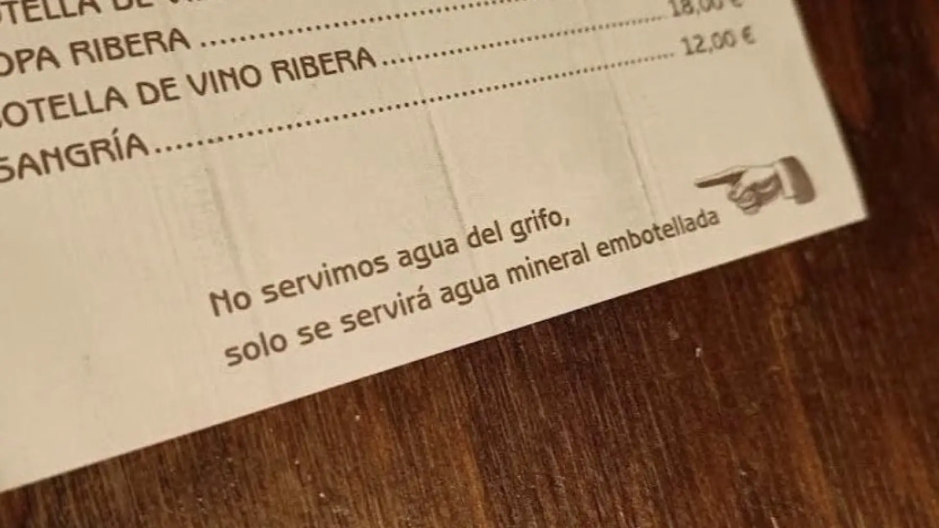 Un restaurante se niega a ofrecer agua de grifo gratis: "Legalmente, no se puede"