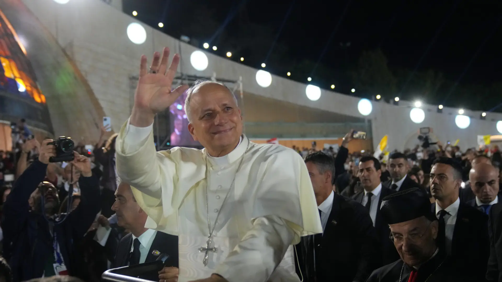 El Papa denuncia en el Líbano a quienes "especulan" con la "desesperación de quien no tiene alternativas"