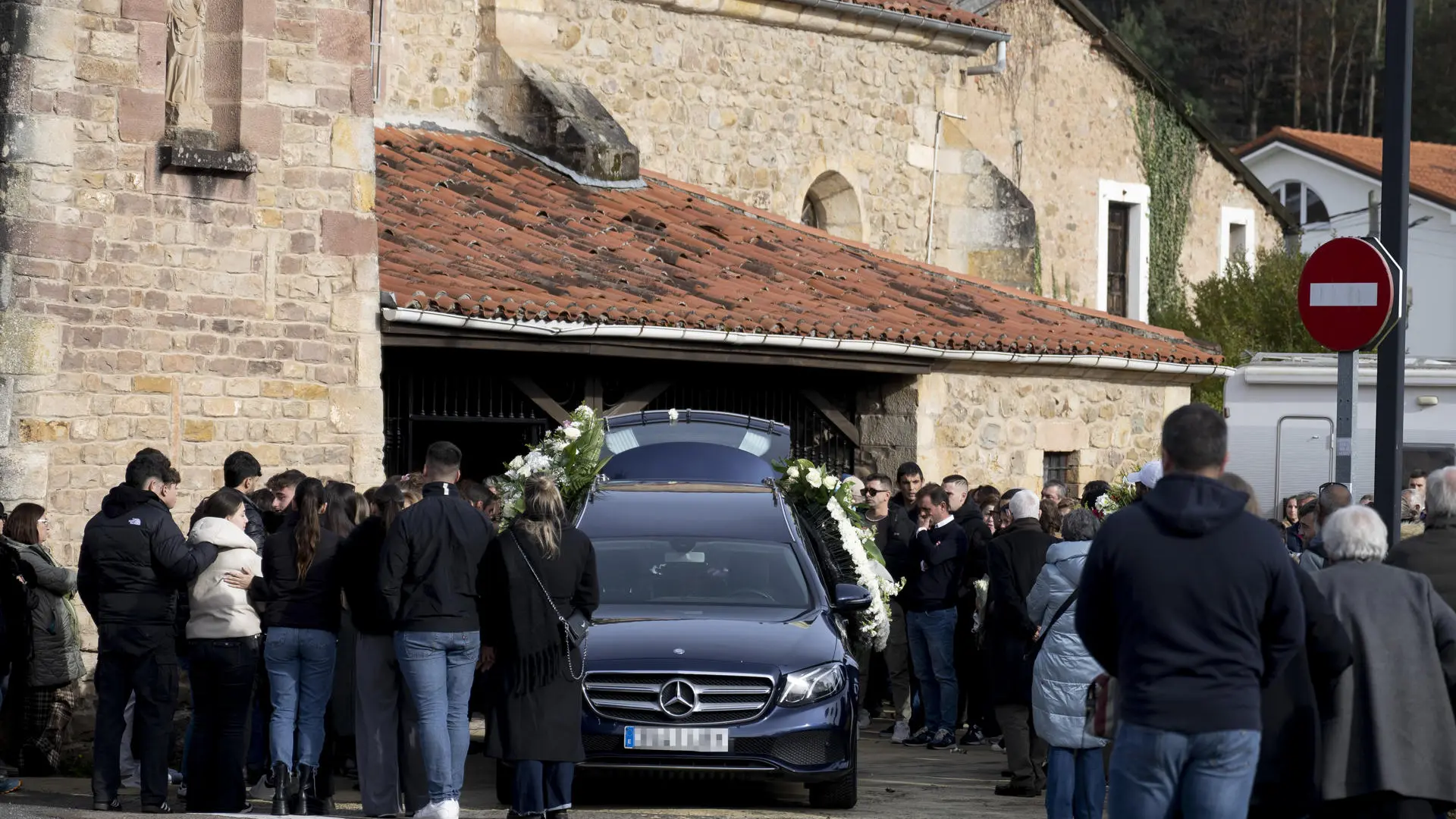 Familiares y amigos se despiden de los tres jóvenes fallecidos en el accidente de Cabezón de la Sal
